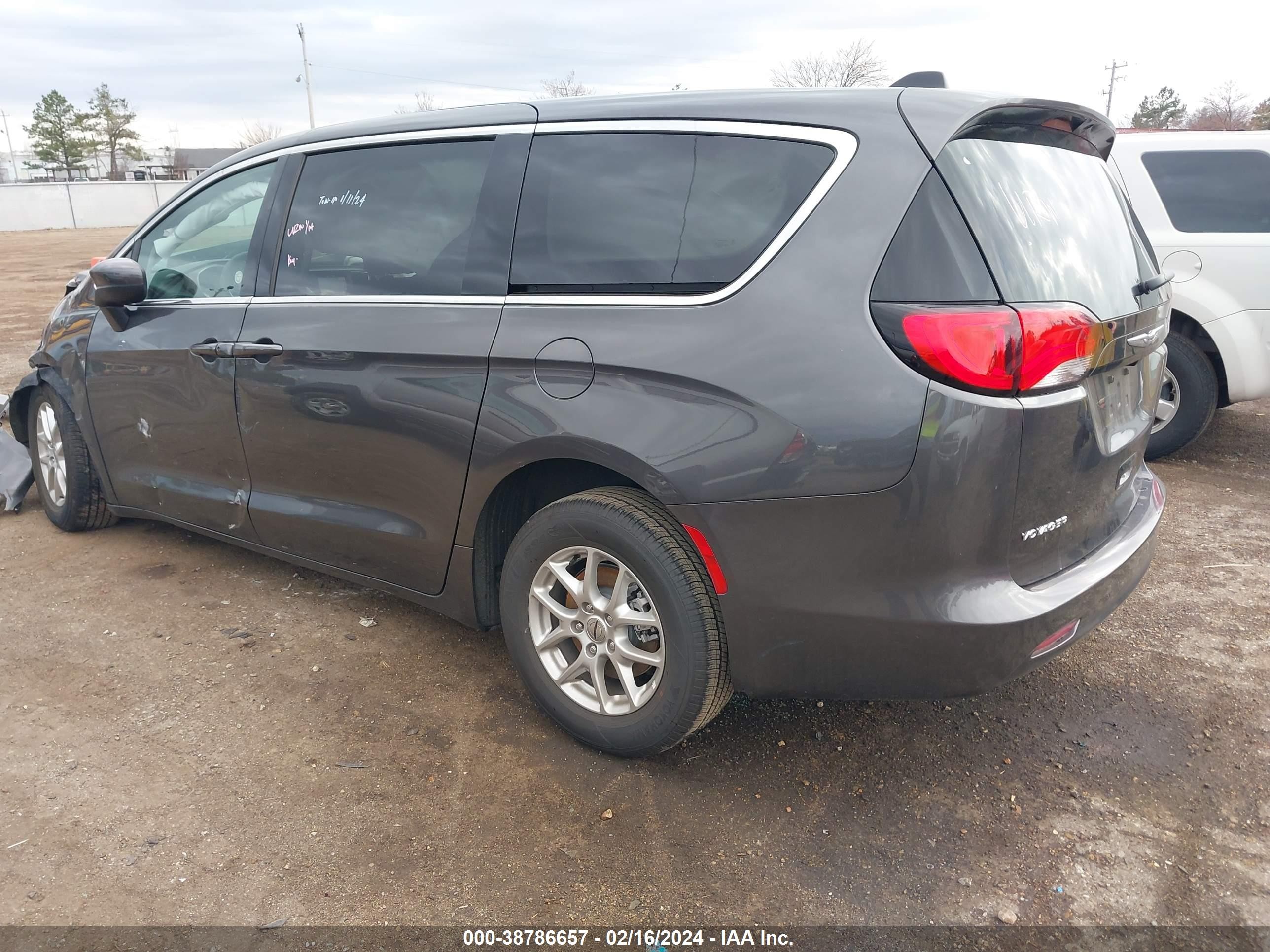 Photo 2 VIN: 2C4RC1CG3PR605613 - CHRYSLER VOYAGER 