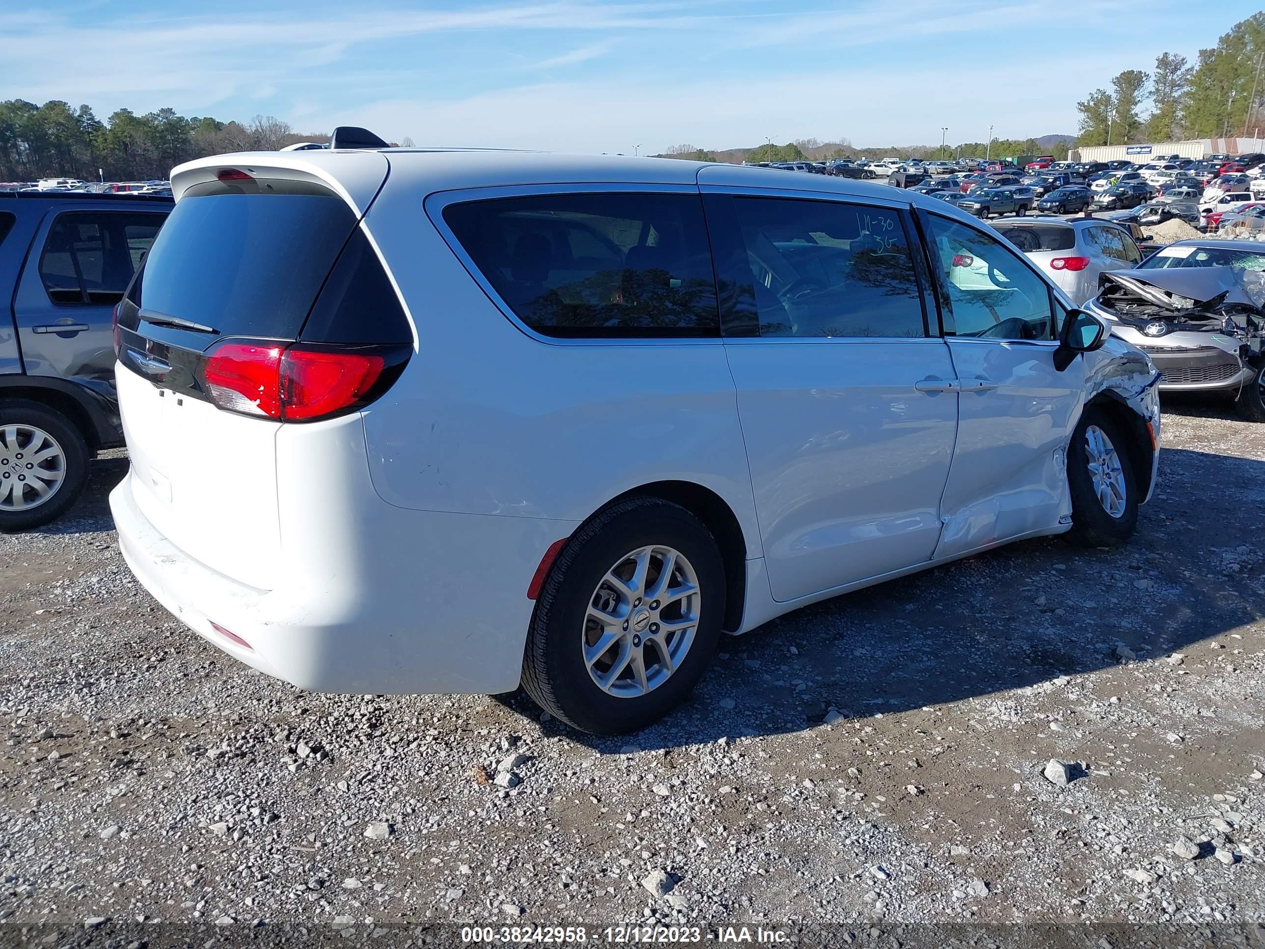 Photo 3 VIN: 2C4RC1CG5PR534527 - CHRYSLER VOYAGER 