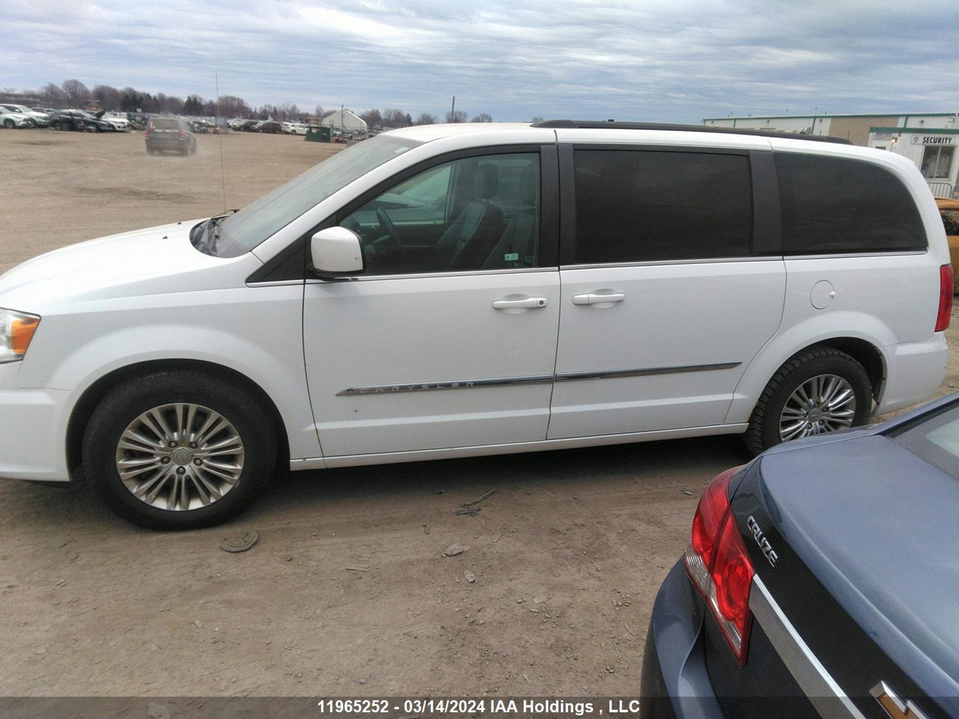 Photo 13 VIN: 2C4RC1CG6FR697038 - CHRYSLER TOWN & COUNTRY 