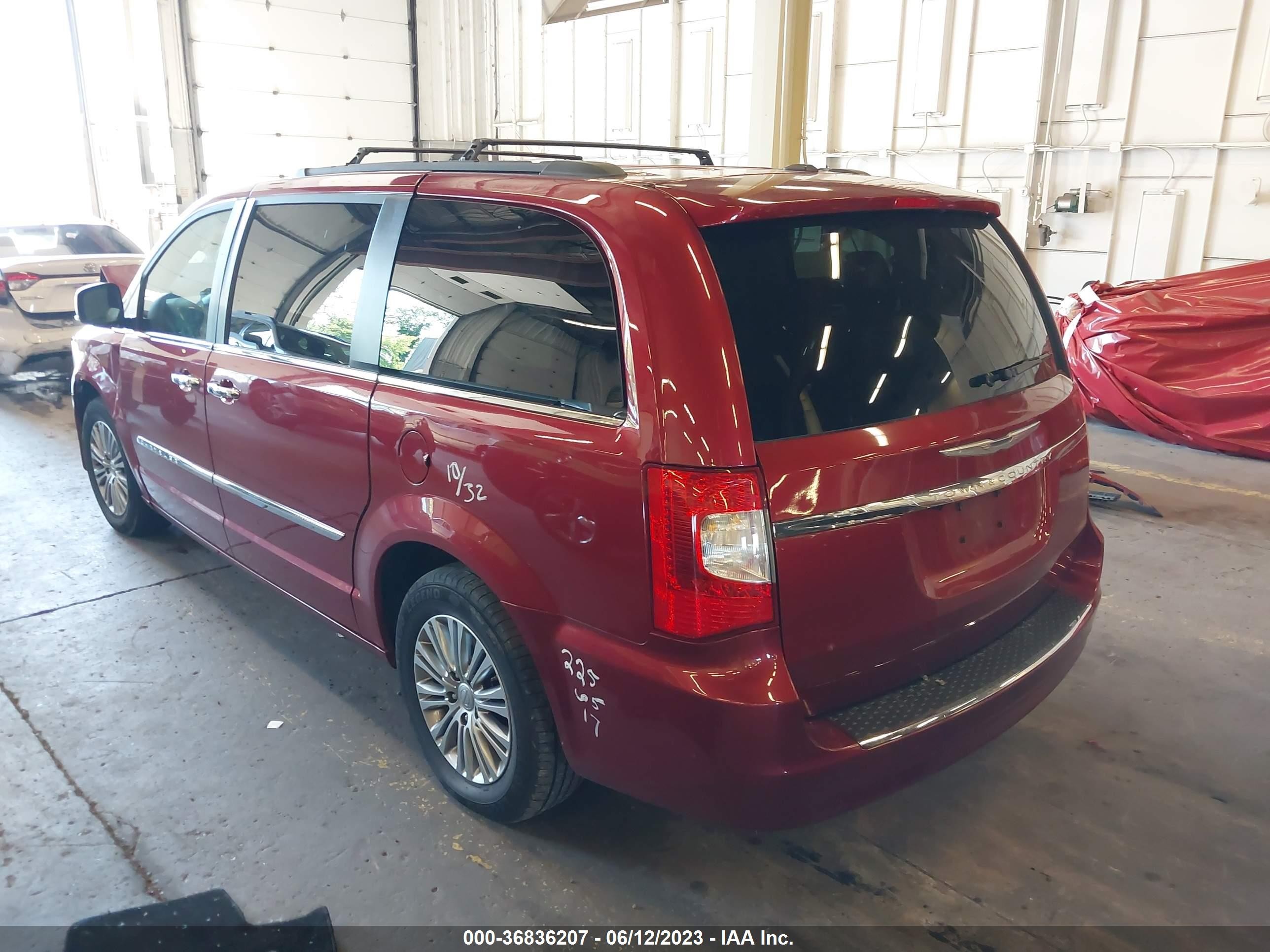 Photo 2 VIN: 2C4RC1CG8ER470819 - CHRYSLER TOWN & COUNTRY 