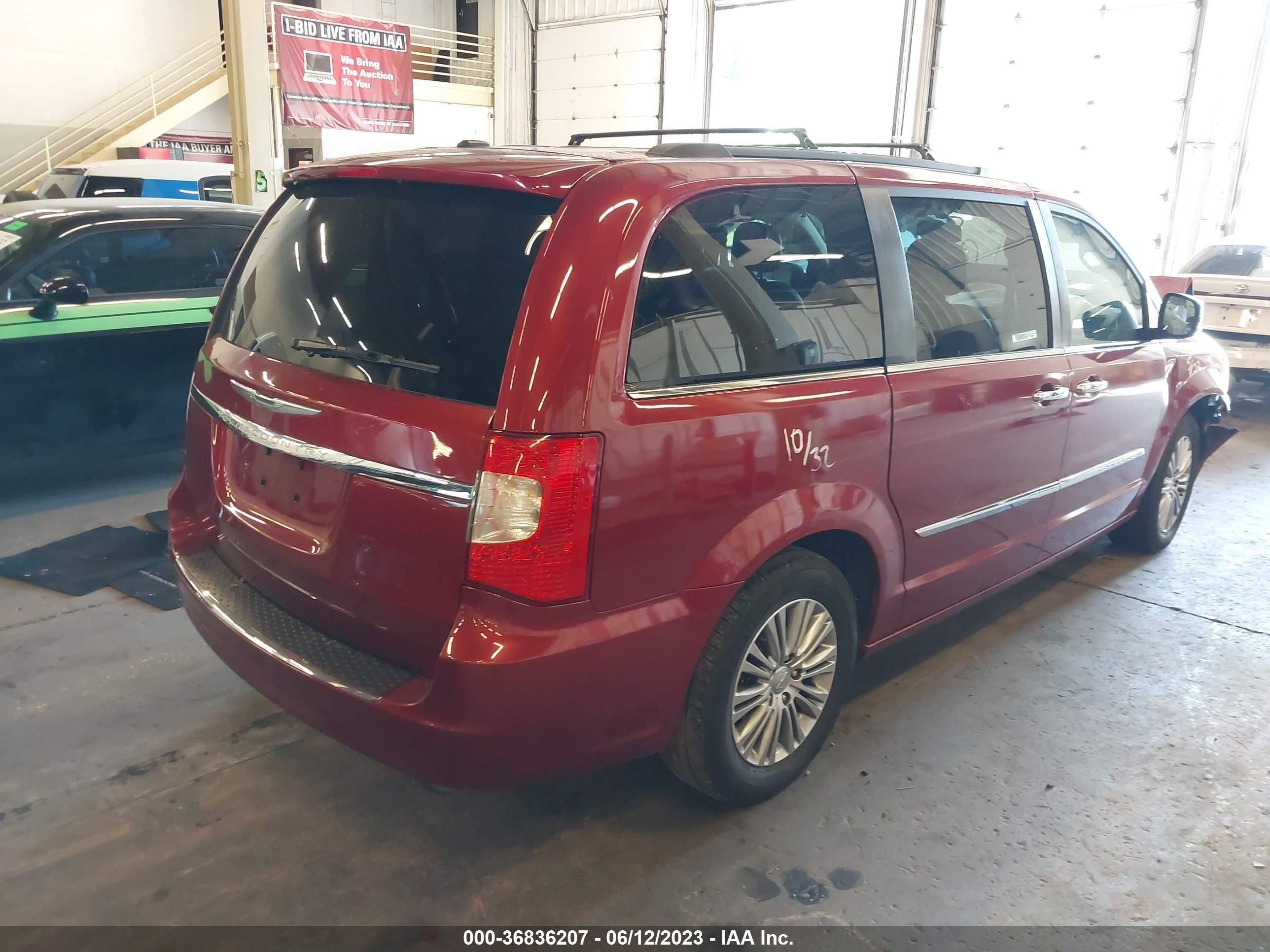 Photo 3 VIN: 2C4RC1CG8ER470819 - CHRYSLER TOWN & COUNTRY 