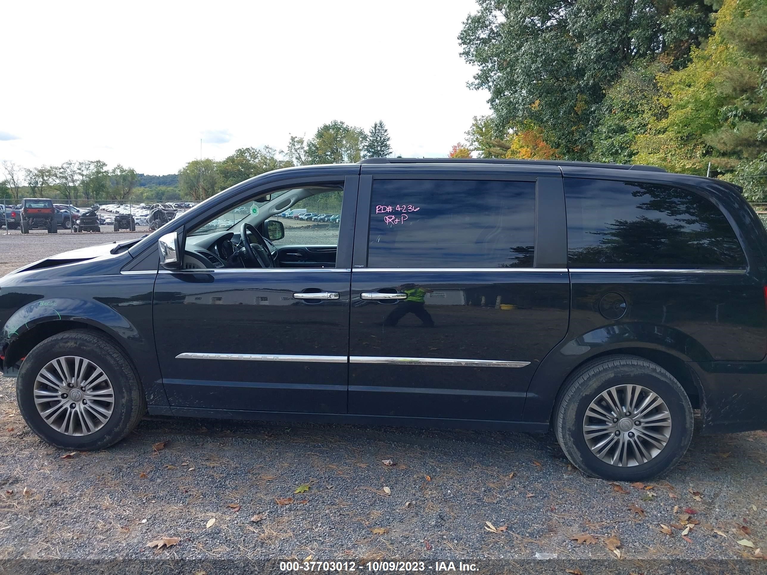 Photo 13 VIN: 2C4RC1CG9ER164597 - CHRYSLER TOWN & COUNTRY 