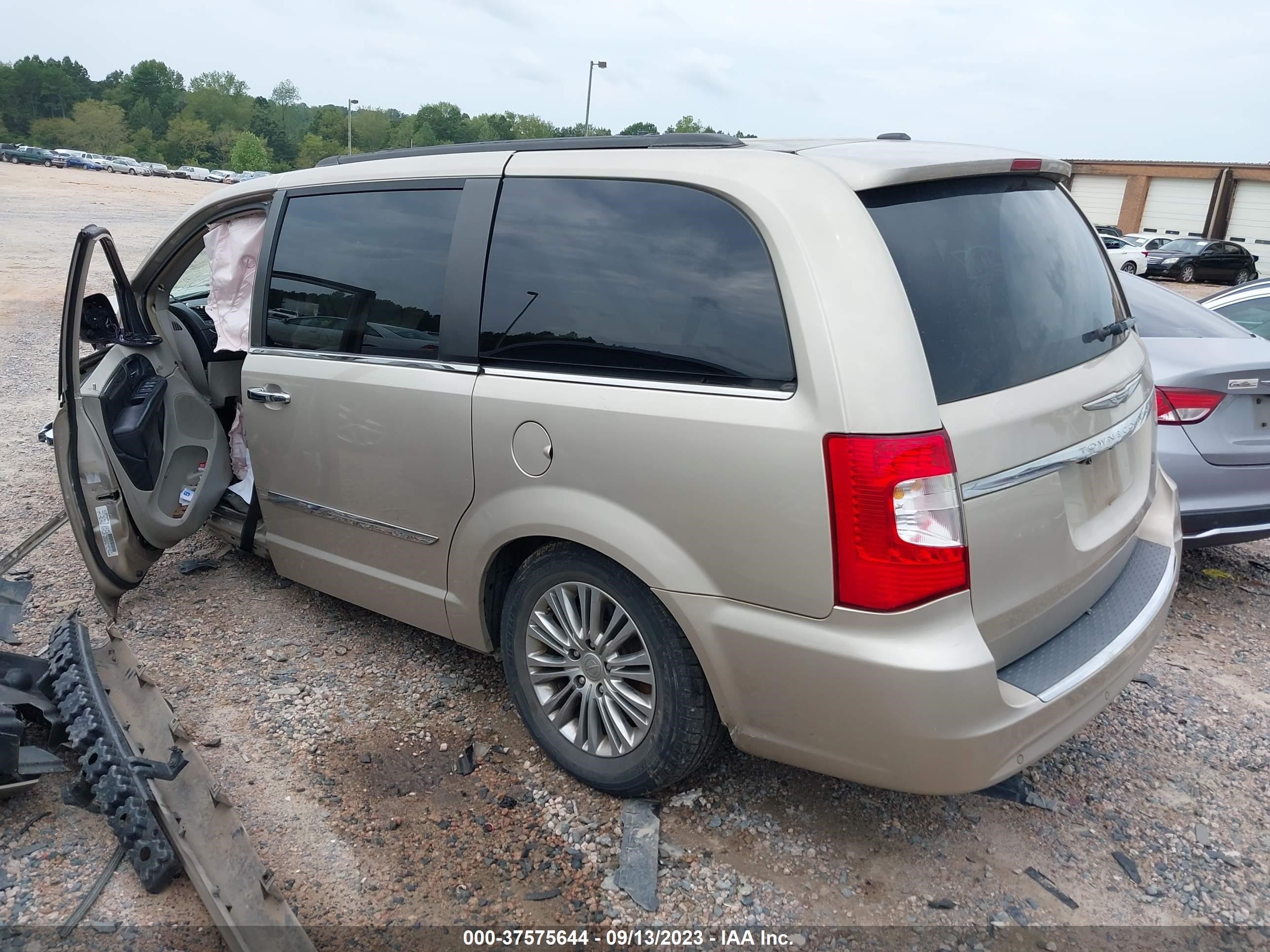 Photo 2 VIN: 2C4RC1CGXER133648 - CHRYSLER TOWN & COUNTRY 