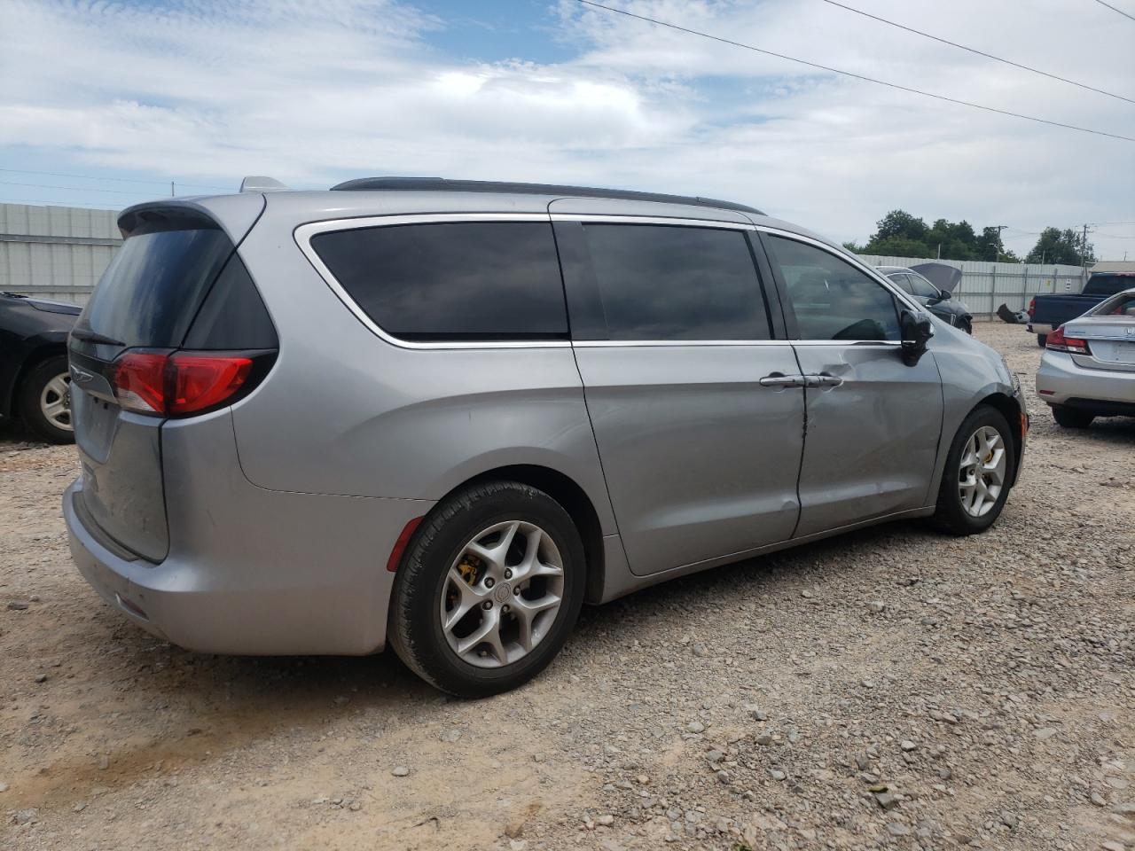 Photo 2 VIN: 2C4RC1DG5JR309451 - CHRYSLER PACIFICA 