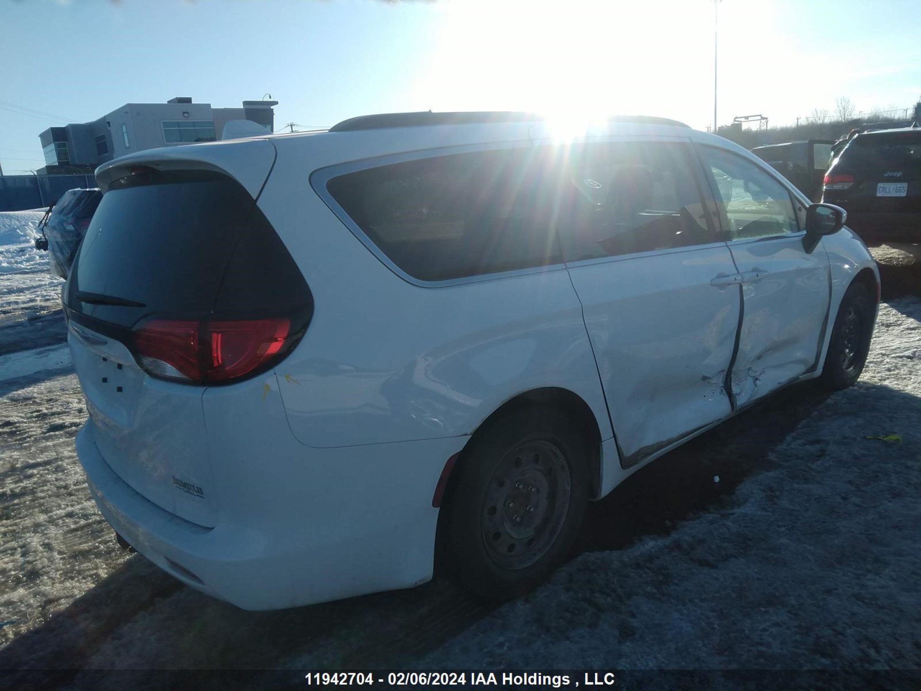 Photo 3 VIN: 2C4RC1DG5KR666341 - CHRYSLER PACIFICA 