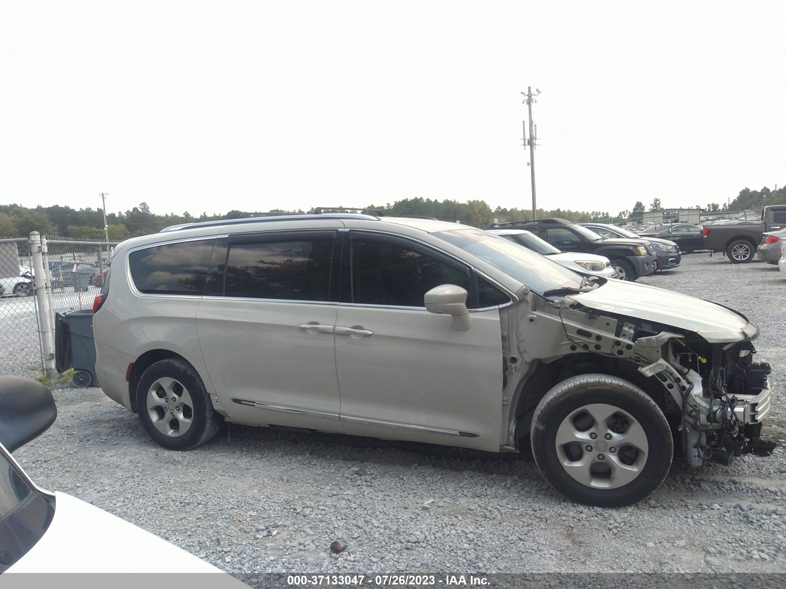 Photo 13 VIN: 2C4RC1EG1HR560024 - CHRYSLER PACIFICA 