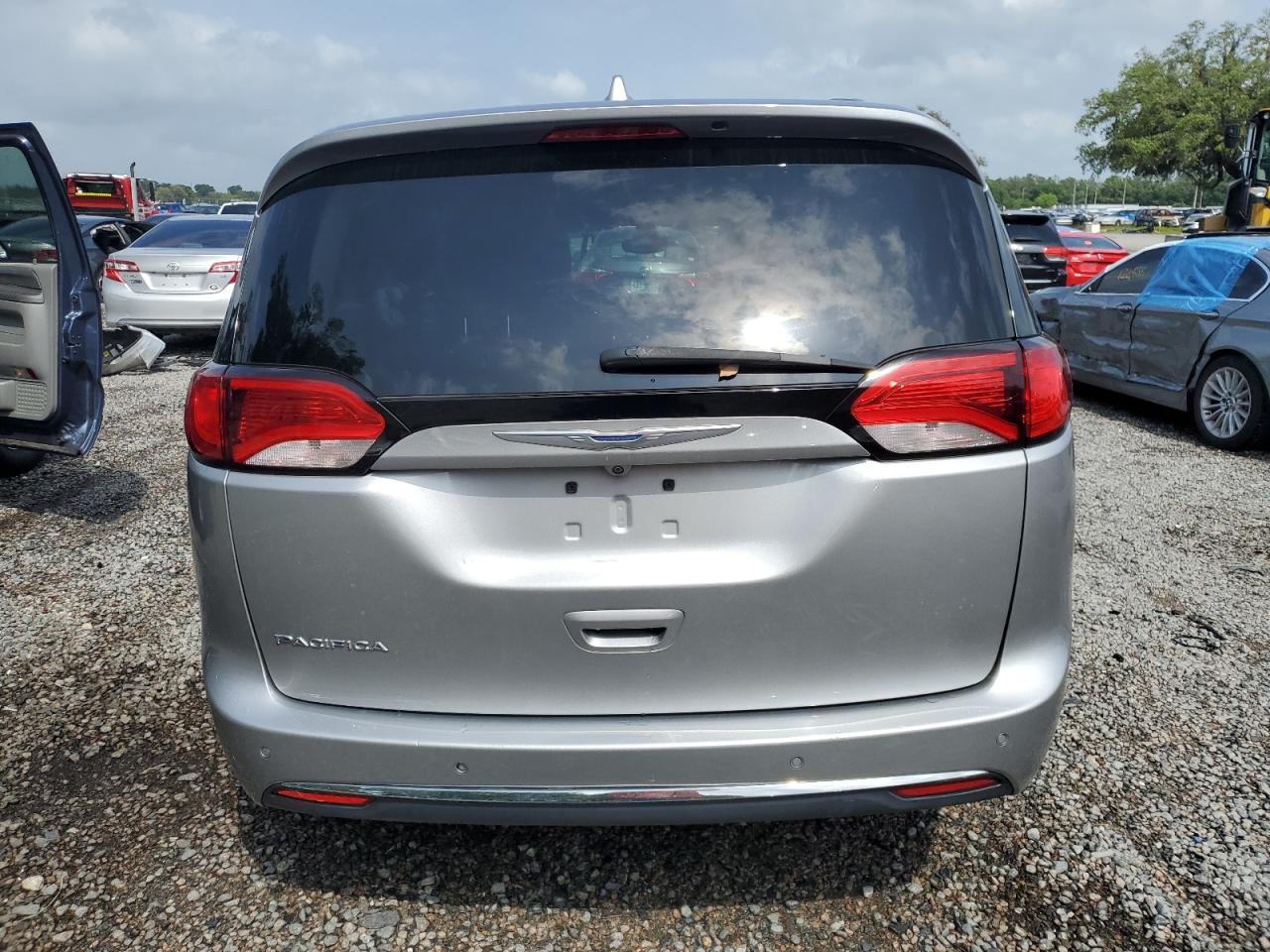 Photo 5 VIN: 2C4RC1EG4HR653670 - CHRYSLER PACIFICA 