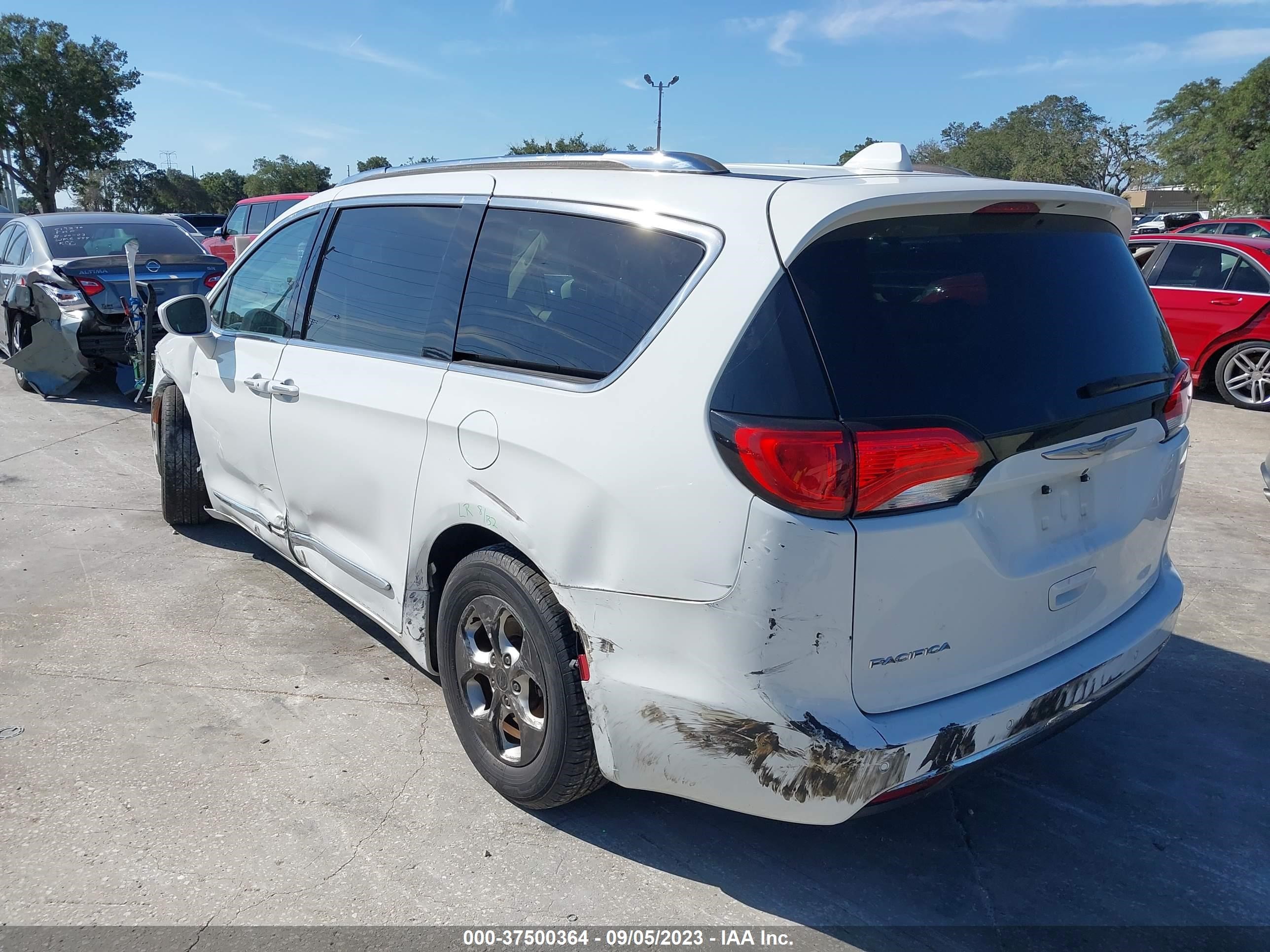 Photo 2 VIN: 2C4RC1EG5HR577652 - CHRYSLER PACIFICA 