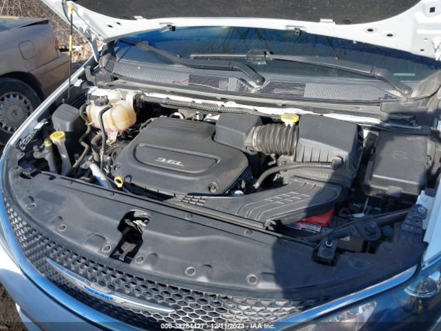 Photo 9 VIN: 2C4RC1EG5JR248097 - CHRYSLER PACIFICA 