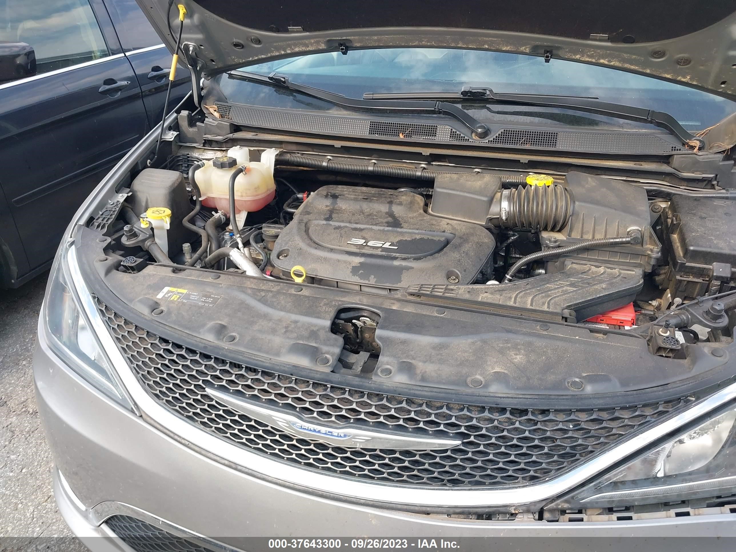 Photo 9 VIN: 2C4RC1EG6JR122864 - CHRYSLER PACIFICA 