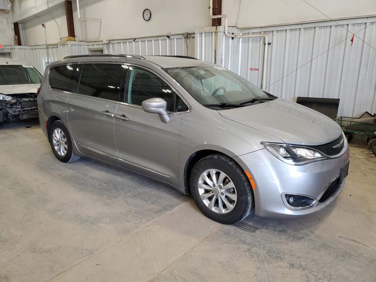 Photo 3 VIN: 2C4RC1EG7JR315296 - CHRYSLER PACIFICA 