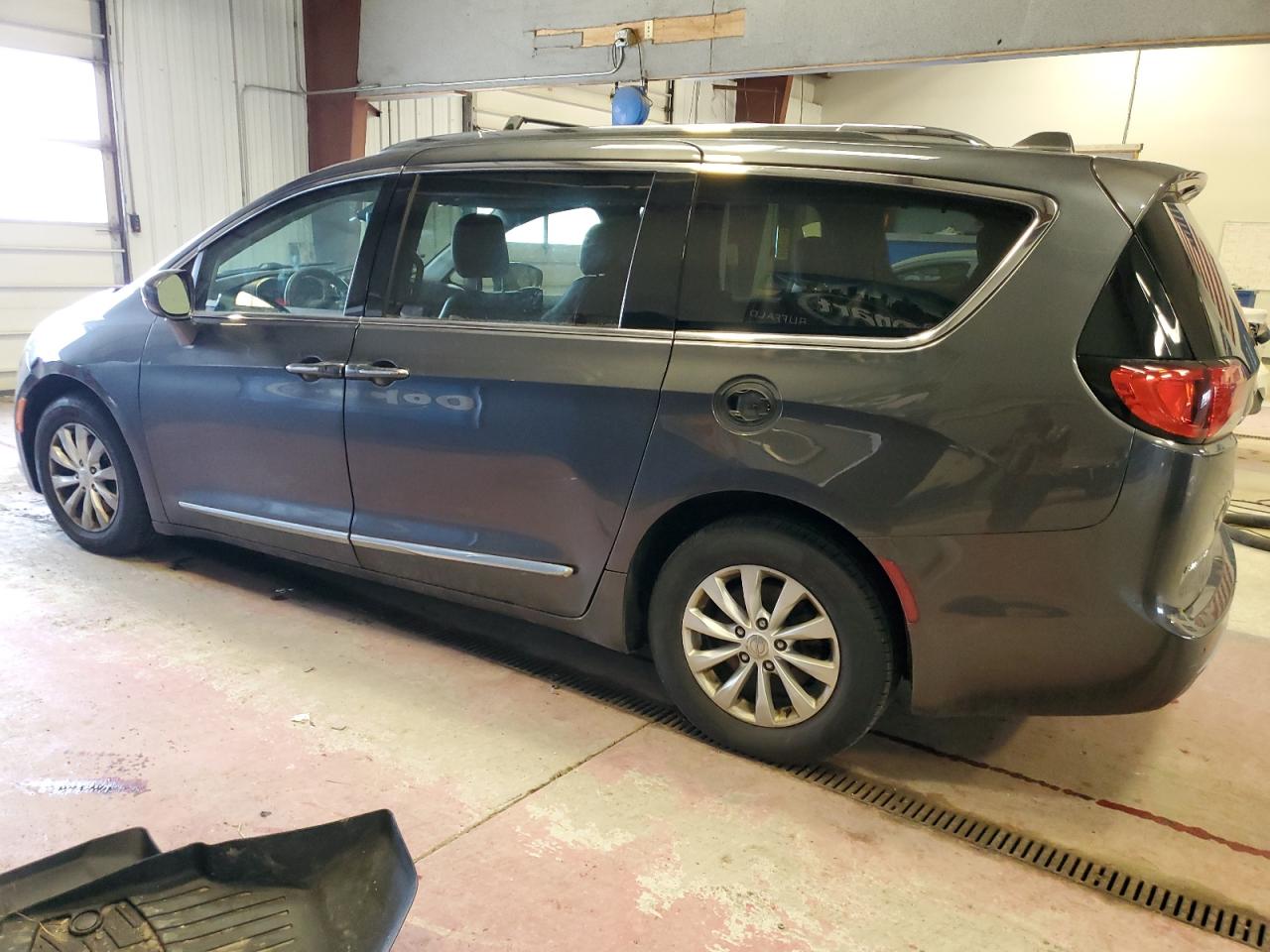 Photo 1 VIN: 2C4RC1EG7JR317968 - CHRYSLER PACIFICA 