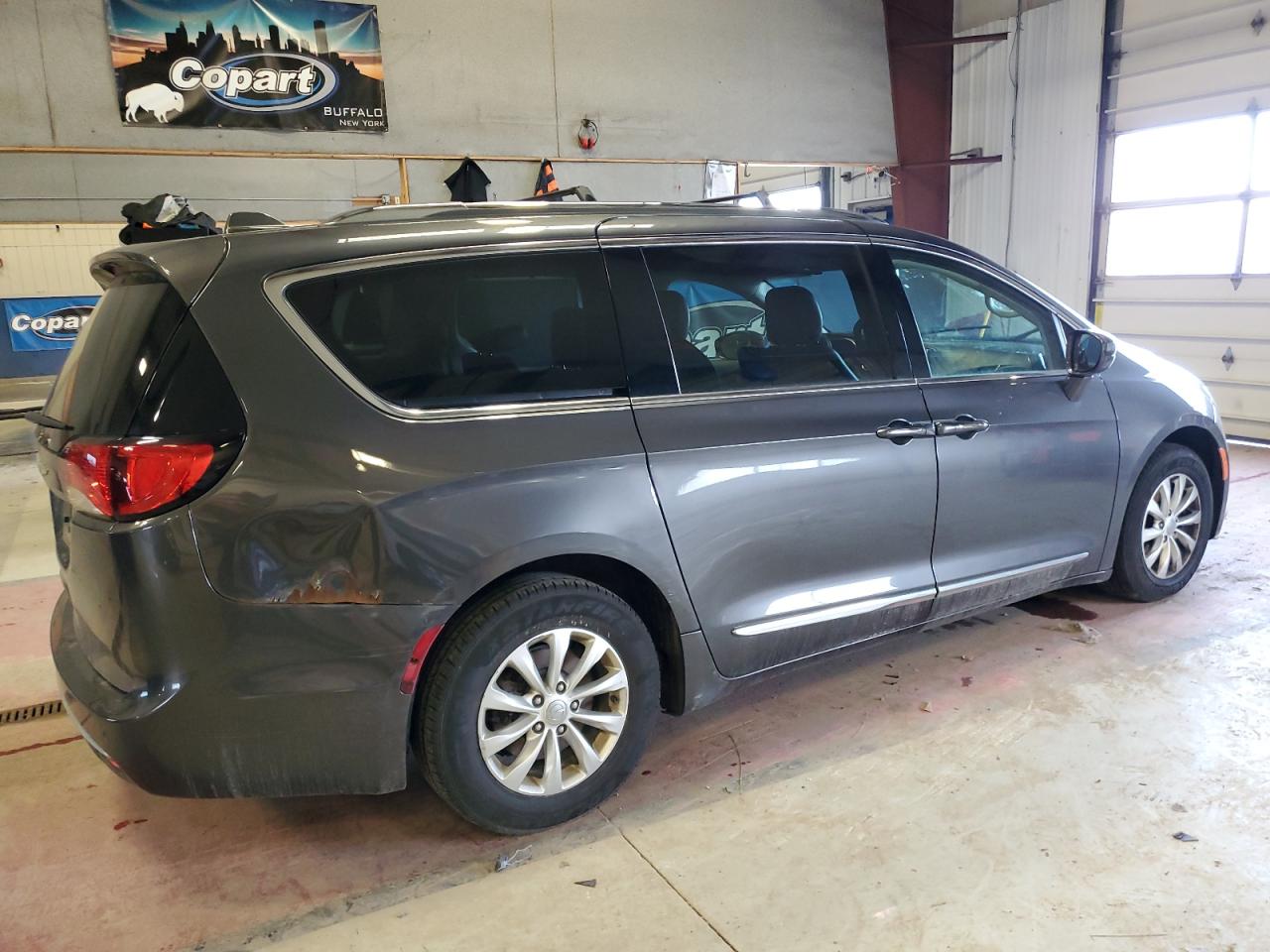 Photo 2 VIN: 2C4RC1EG7JR317968 - CHRYSLER PACIFICA 