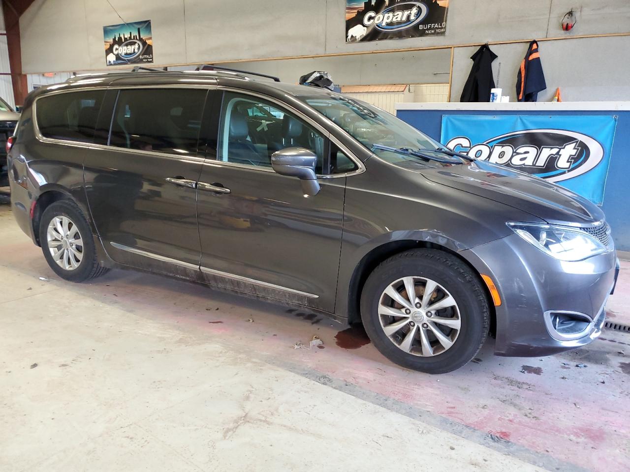 Photo 3 VIN: 2C4RC1EG7JR317968 - CHRYSLER PACIFICA 