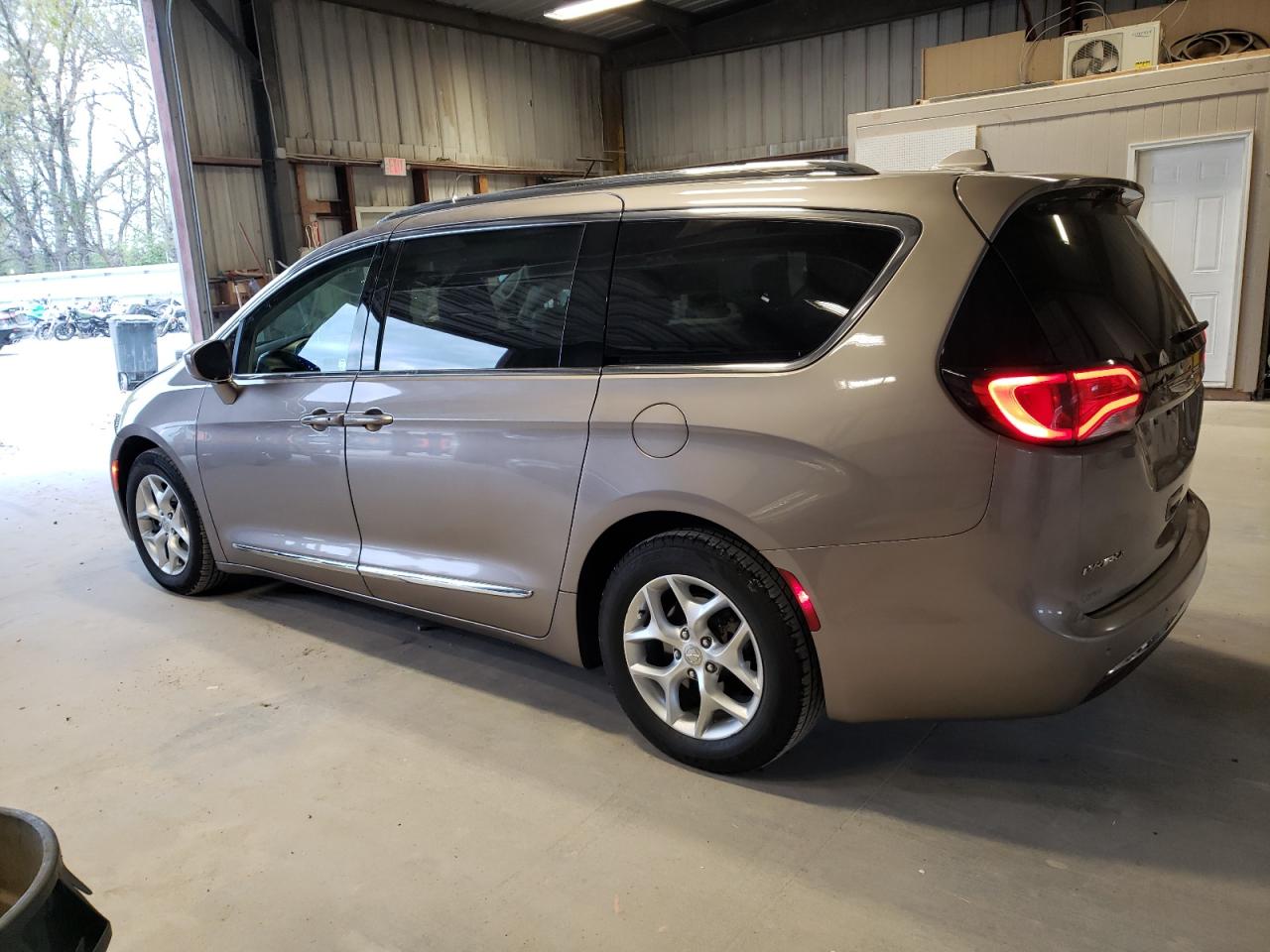 Photo 1 VIN: 2C4RC1EG8JR139584 - CHRYSLER PACIFICA 