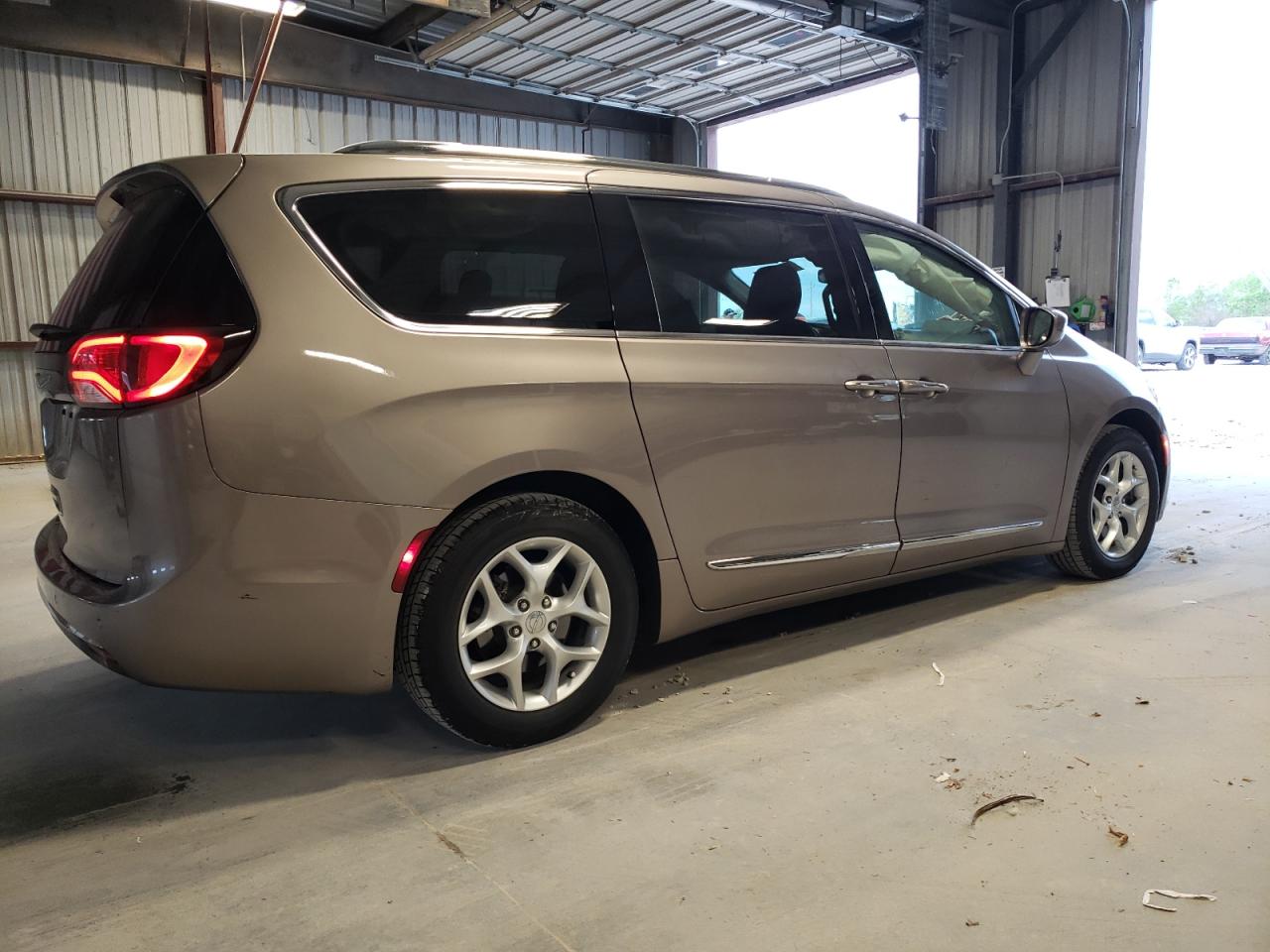 Photo 2 VIN: 2C4RC1EG8JR139584 - CHRYSLER PACIFICA 