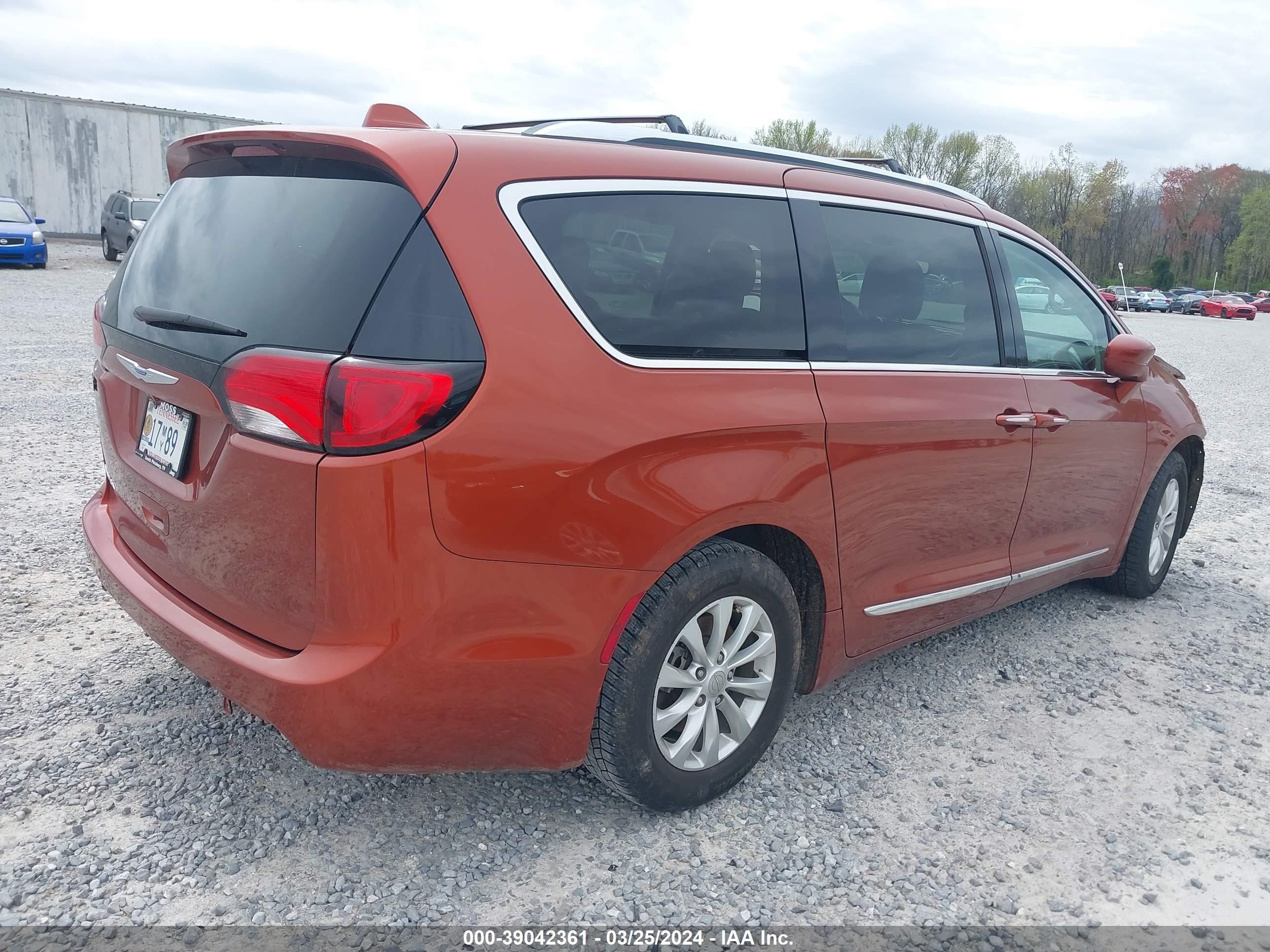 Photo 3 VIN: 2C4RC1EG8JR338604 - CHRYSLER PACIFICA 