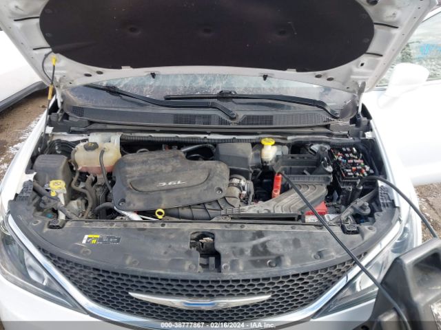 Photo 9 VIN: 2C4RC1FG0JR111843 - CHRYSLER PACIFICA 