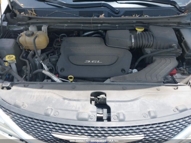 Photo 9 VIN: 2C4RC1FG0JR279854 - CHRYSLER PACIFICA 