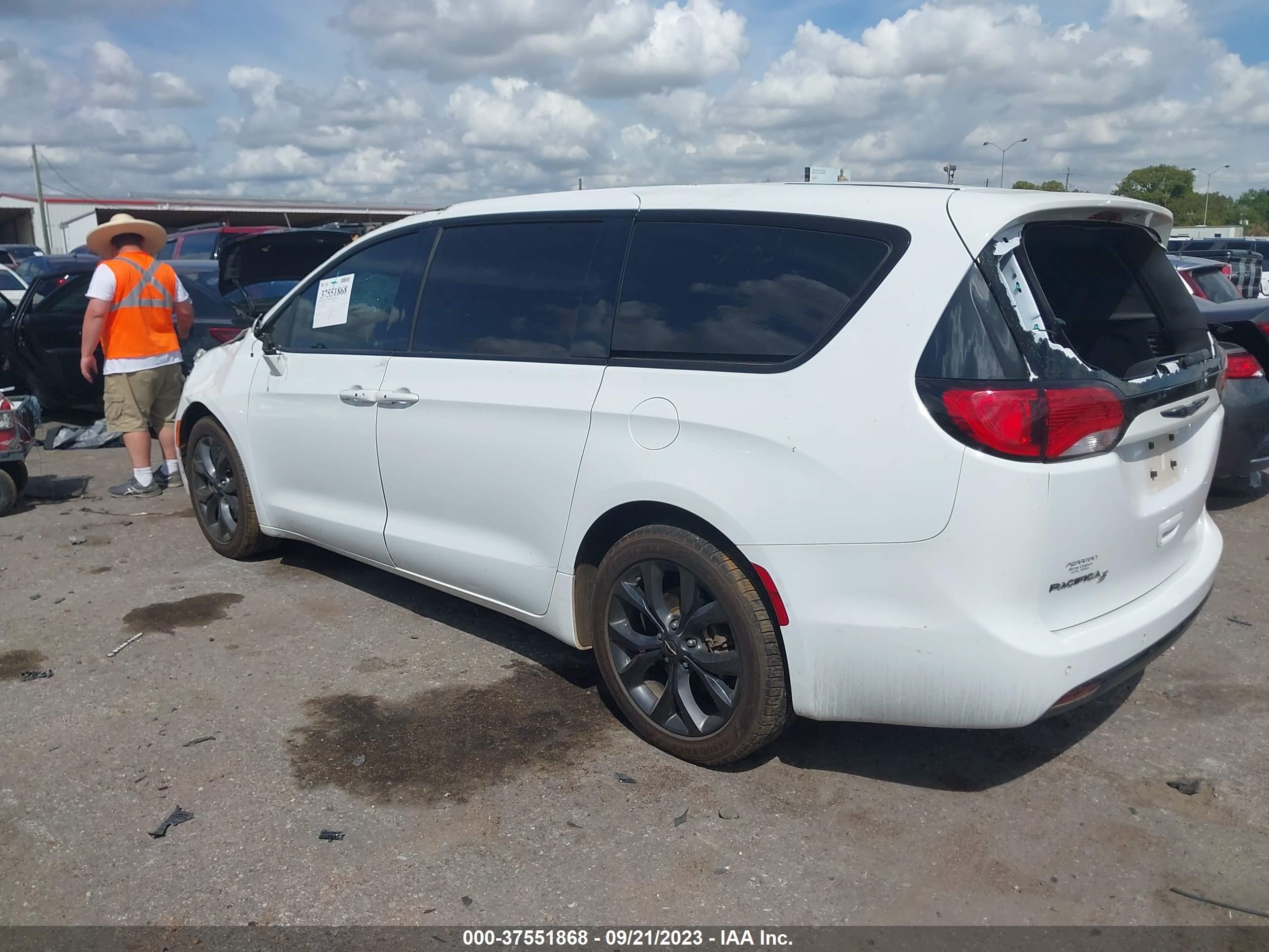 Photo 2 VIN: 2C4RC1FG0KR583526 - CHRYSLER PACIFICA 