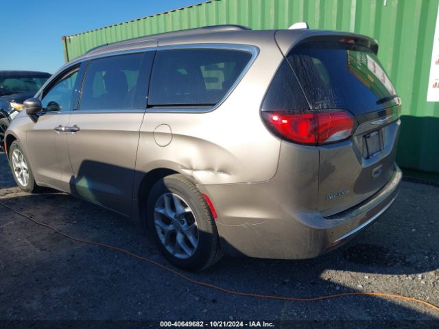 Photo 2 VIN: 2C4RC1FG3JR111741 - CHRYSLER PACIFICA 