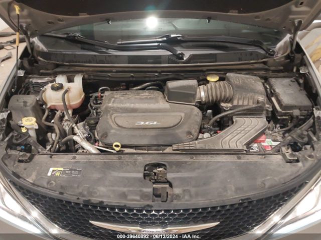 Photo 9 VIN: 2C4RC1FG3JR126238 - CHRYSLER PACIFICA 