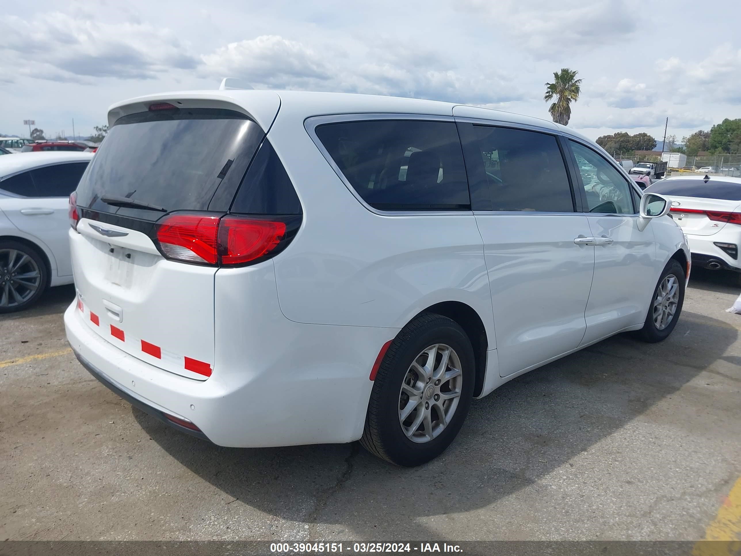 Photo 3 VIN: 2C4RC1FG4LR136604 - CHRYSLER PACIFICA 