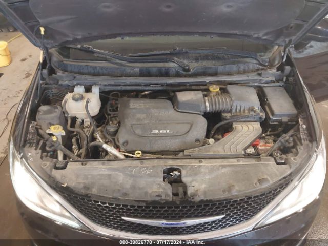 Photo 9 VIN: 2C4RC1FG5JR123745 - CHRYSLER PACIFICA 