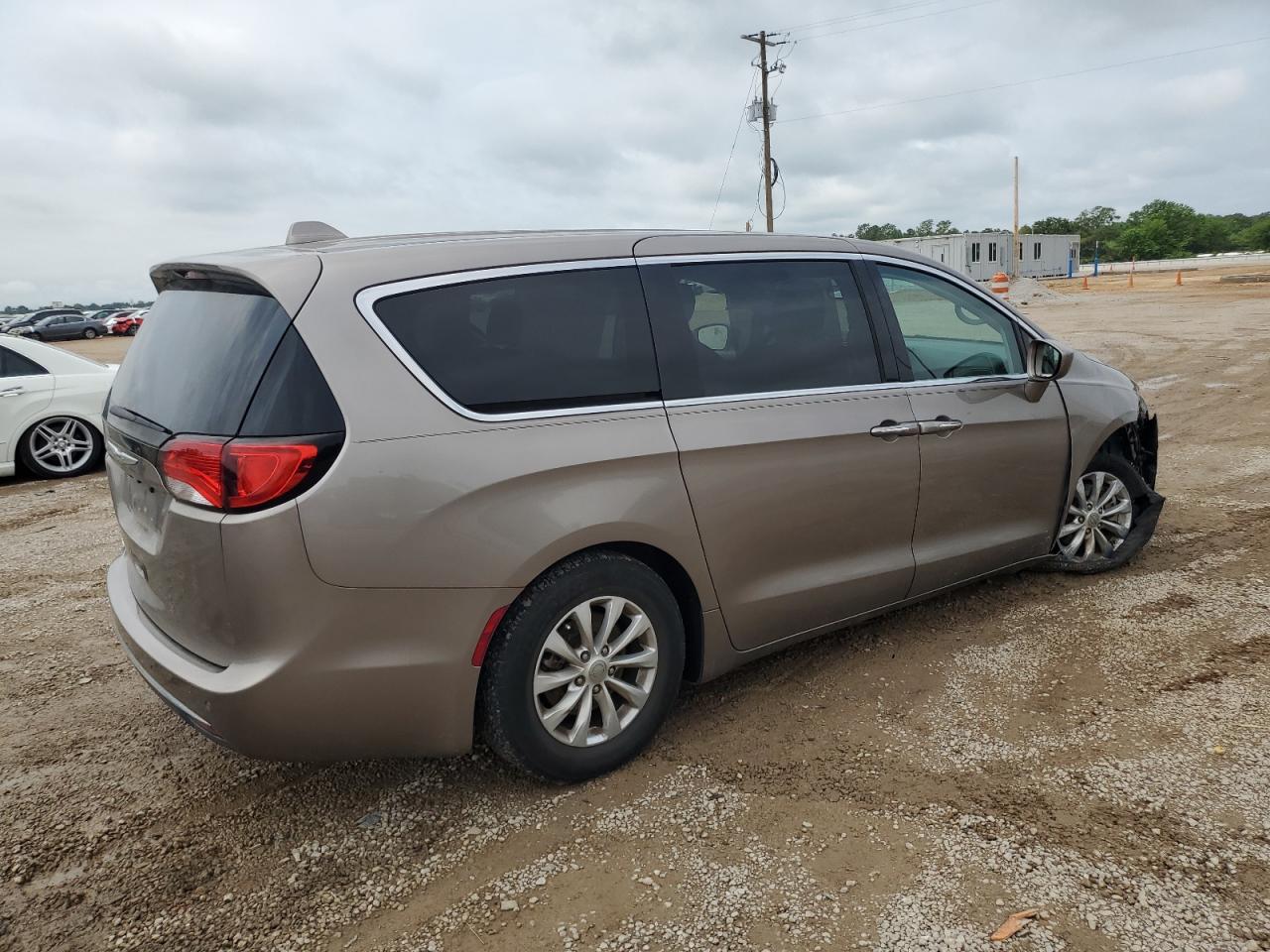 Photo 2 VIN: 2C4RC1FG9JR126275 - CHRYSLER PACIFICA 