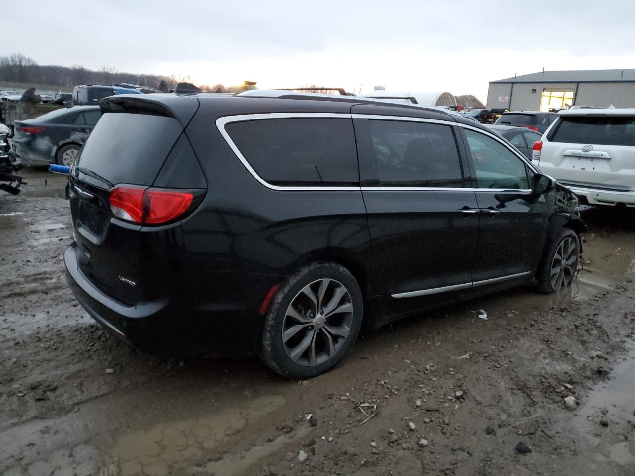 Photo 2 VIN: 2C4RC1GG1JR105886 - CHRYSLER PACIFICA 