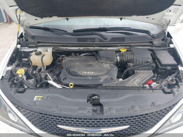 Photo 9 VIN: 2C4RC1GG1JR210525 - CHRYSLER PACIFICA 