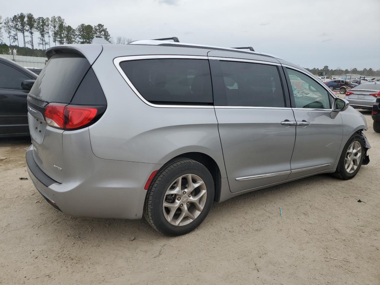 Photo 2 VIN: 2C4RC1GG1JR320653 - CHRYSLER PACIFICA 