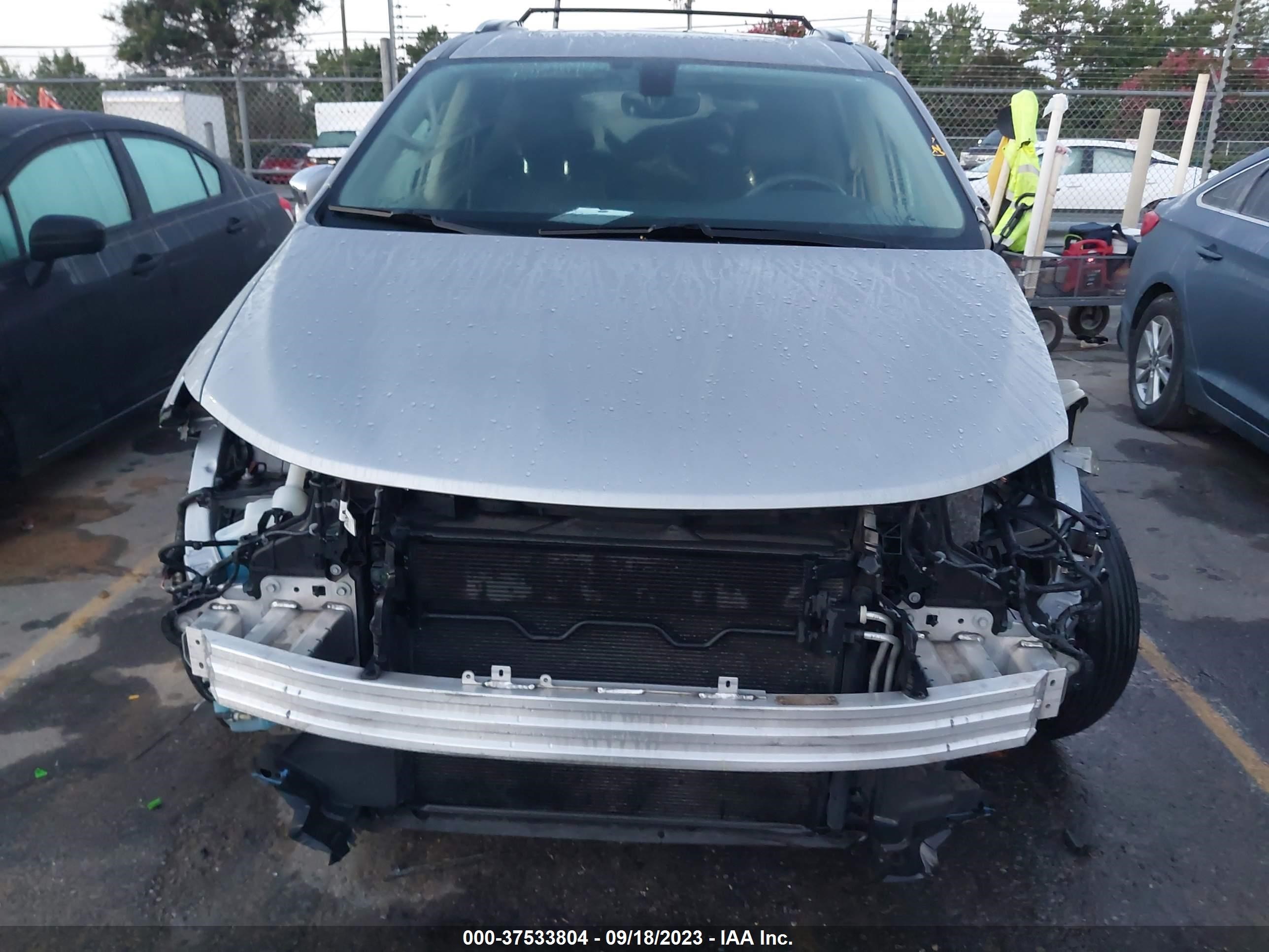 Photo 11 VIN: 2C4RC1GG2JR320550 - CHRYSLER PACIFICA 