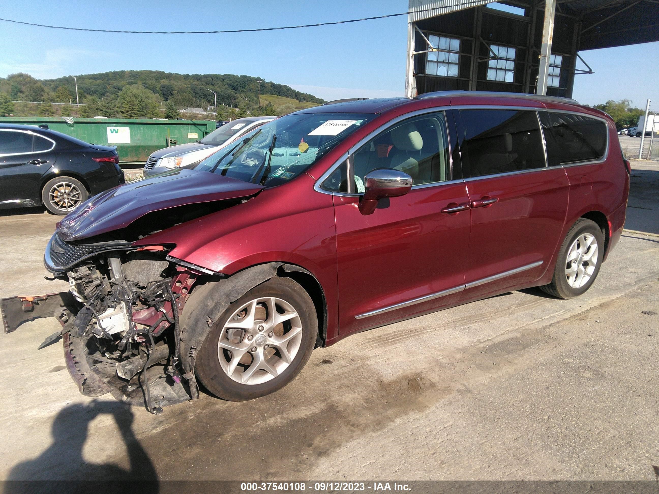 Photo 2 VIN: 2C4RC1GG3LR215941 - CHRYSLER PACIFICA 