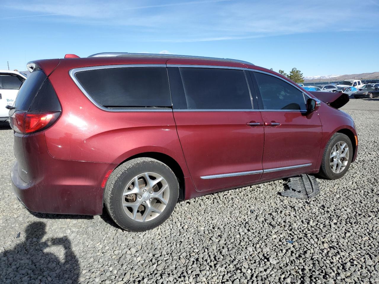 Photo 2 VIN: 2C4RC1GG4JR272422 - CHRYSLER PACIFICA 