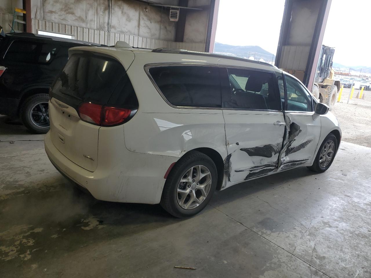 Photo 2 VIN: 2C4RC1GG5LR109622 - CHRYSLER PACIFICA 