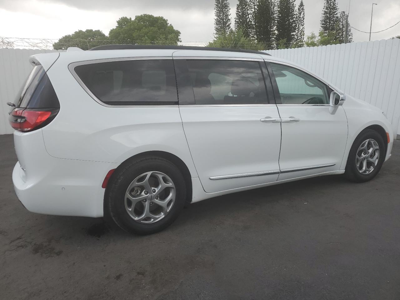 Photo 2 VIN: 2C4RC1GG5NR167541 - CHRYSLER PACIFICA 