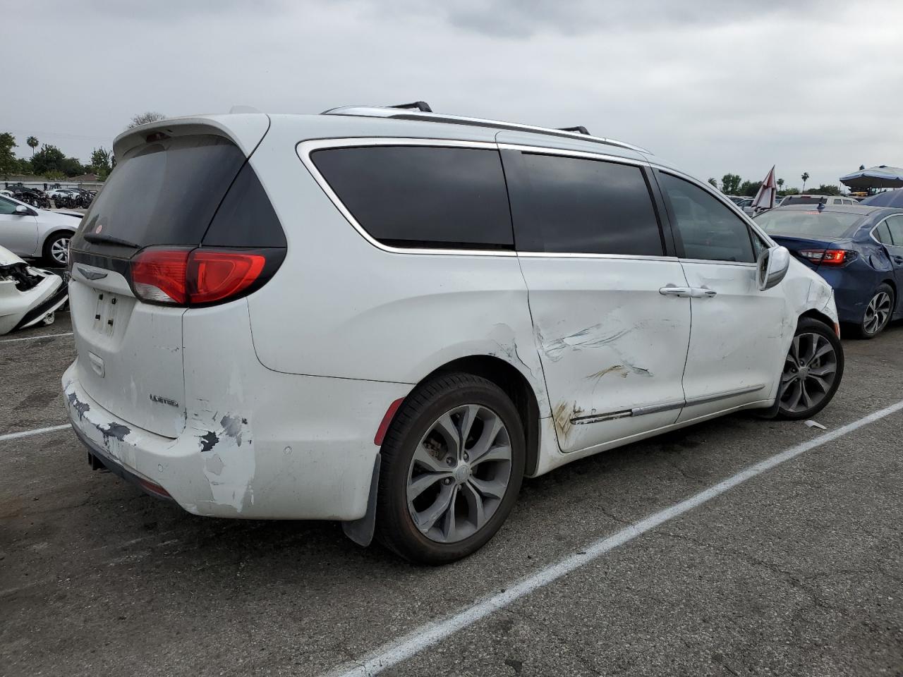 Photo 2 VIN: 2C4RC1GG6HR561294 - CHRYSLER PACIFICA 