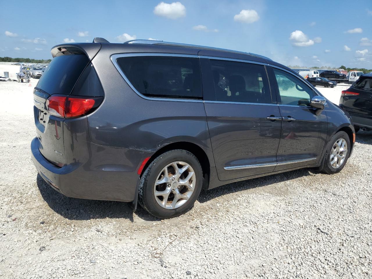 Photo 2 VIN: 2C4RC1GG6HR570657 - CHRYSLER PACIFICA 