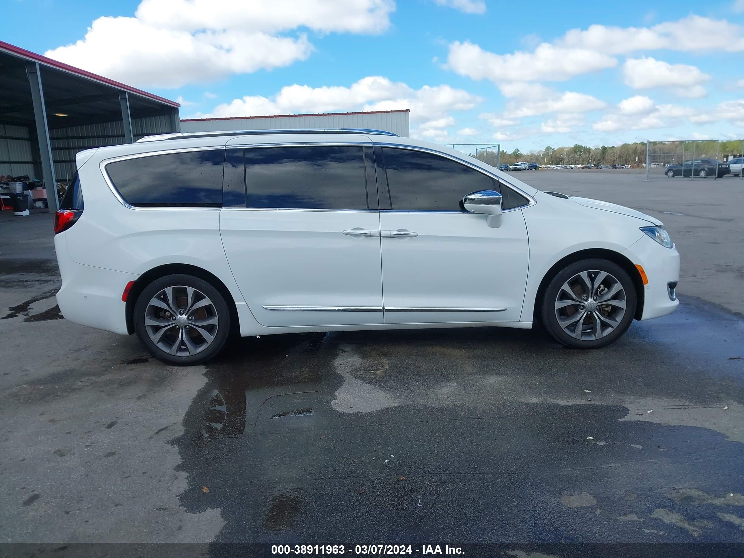 Photo 11 VIN: 2C4RC1GG8HR530855 - CHRYSLER PACIFICA 