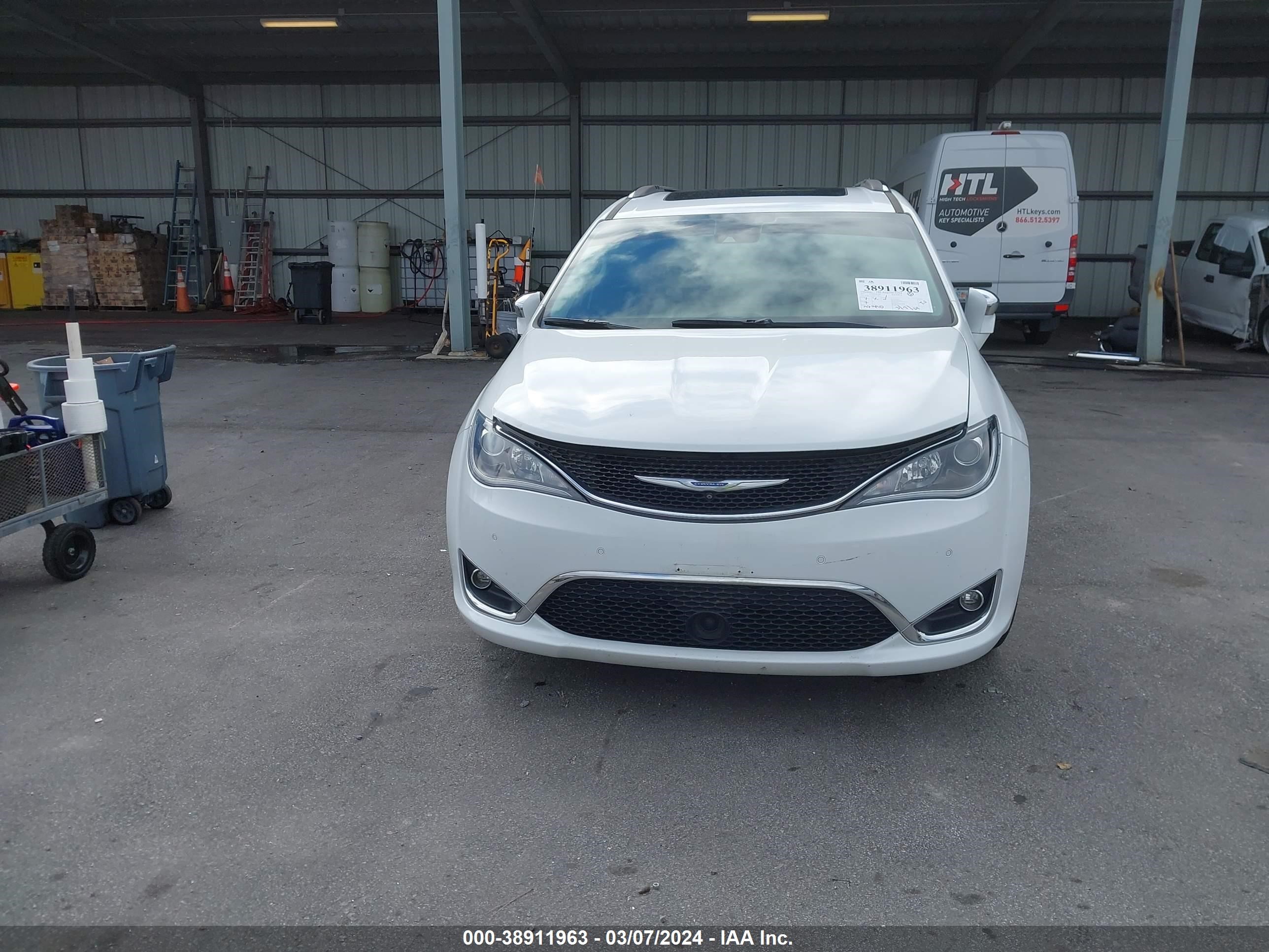 Photo 5 VIN: 2C4RC1GG8HR530855 - CHRYSLER PACIFICA 