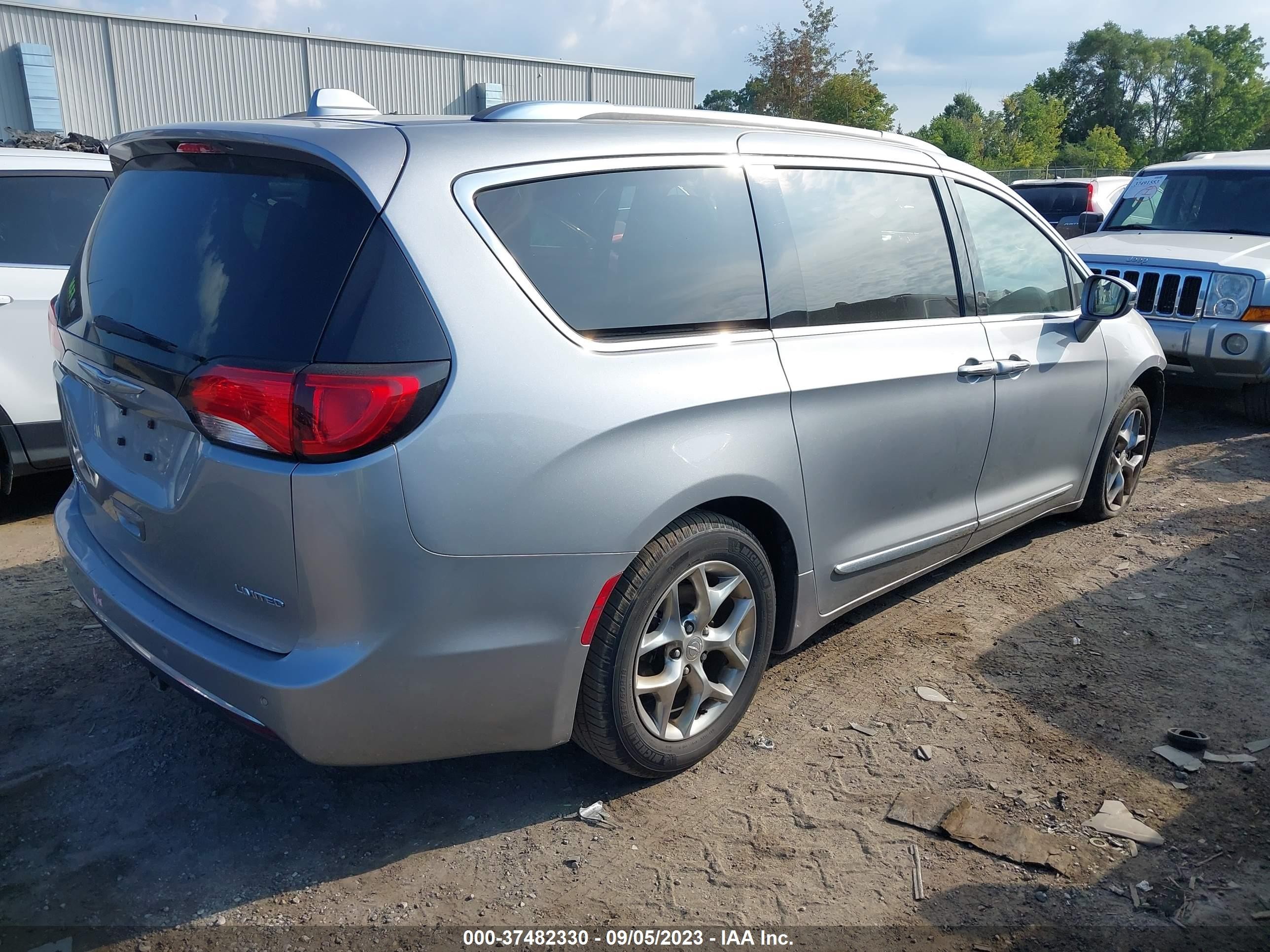 Photo 3 VIN: 2C4RC1GG9JR233082 - CHRYSLER PACIFICA 