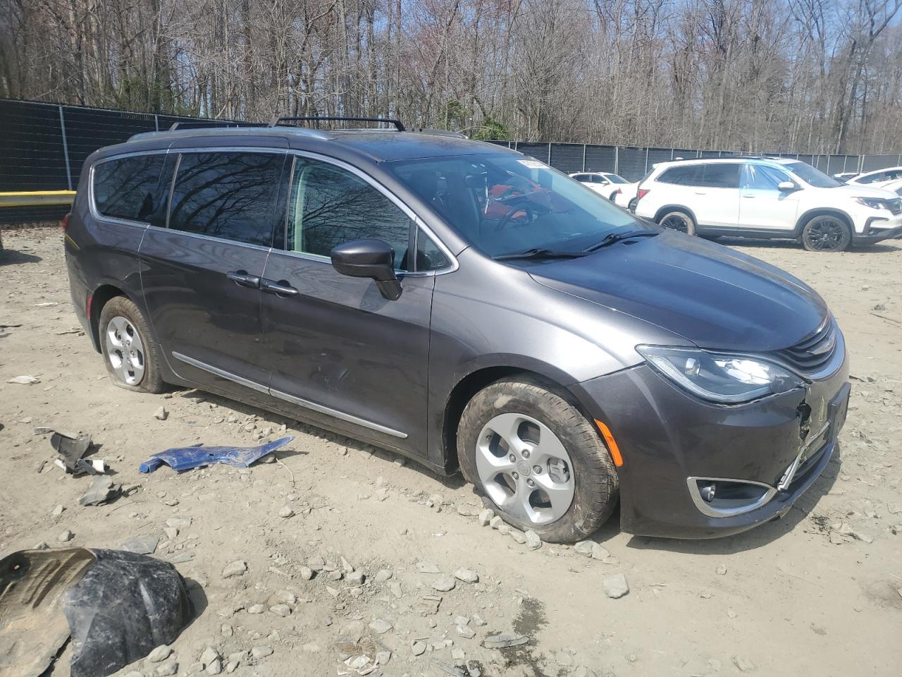 Photo 3 VIN: 2C4RC1L72JR164581 - CHRYSLER PACIFICA 