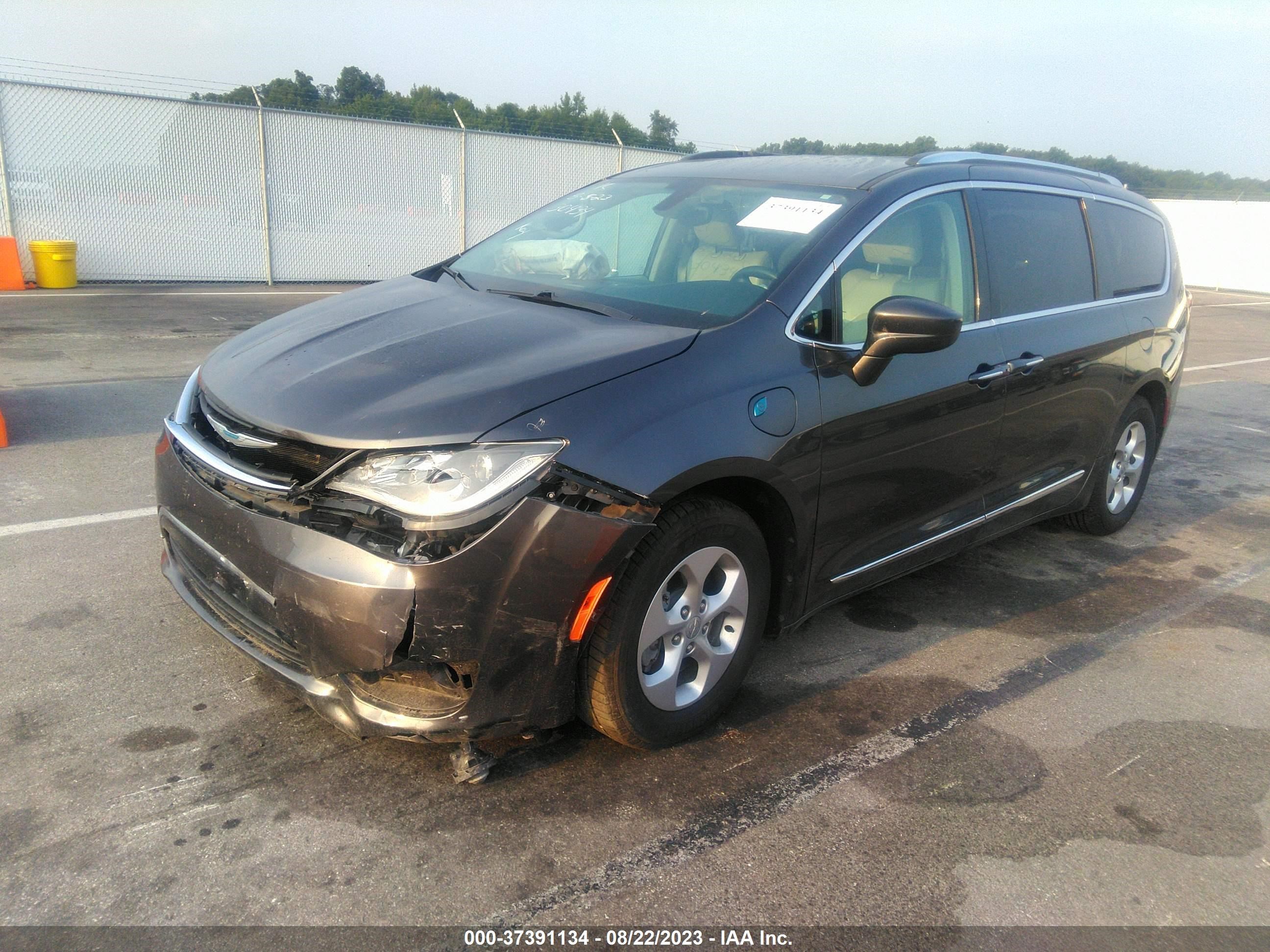 Photo 1 VIN: 2C4RC1L76JR124813 - CHRYSLER PACIFICA 