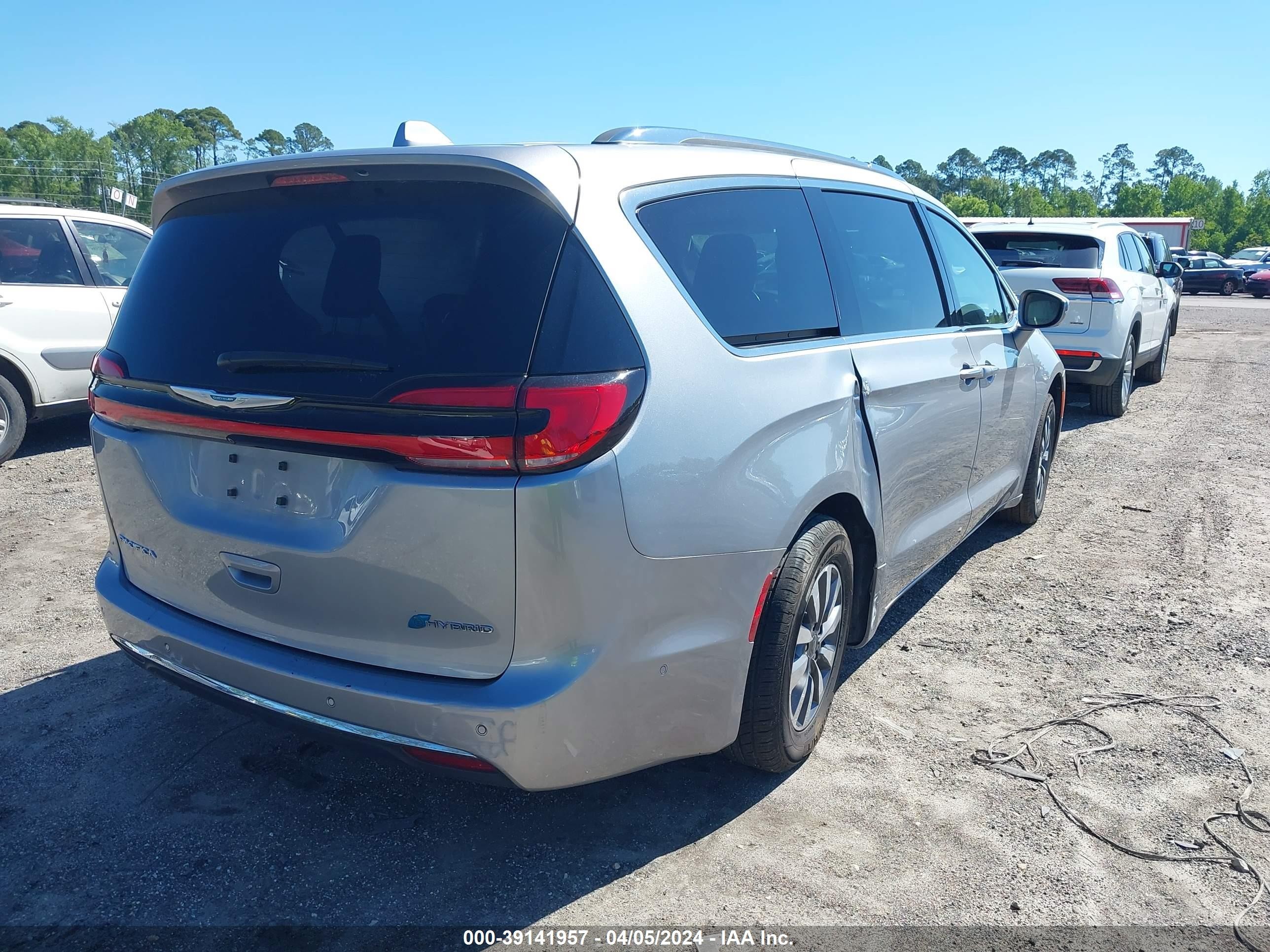 Photo 3 VIN: 2C4RC1L76MR594117 - CHRYSLER PACIFICA 