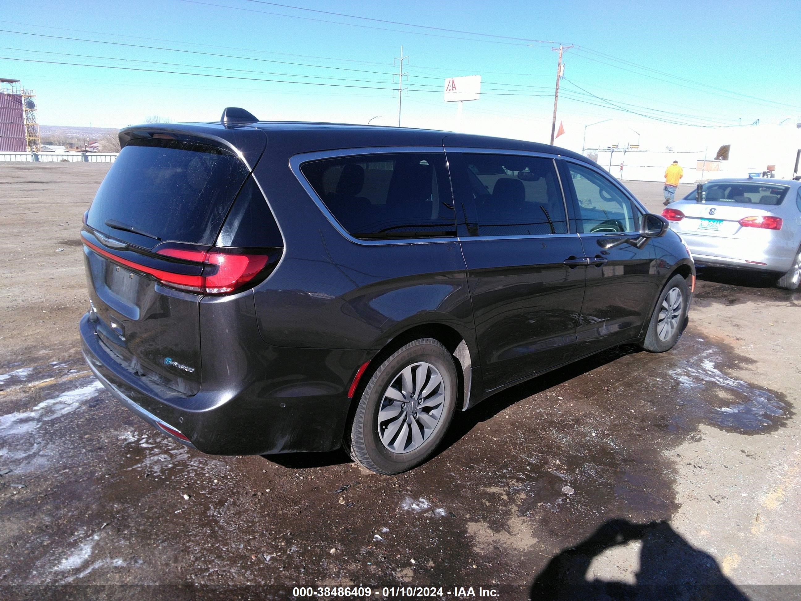 Photo 3 VIN: 2C4RC1L77NR122946 - CHRYSLER PACIFICA 