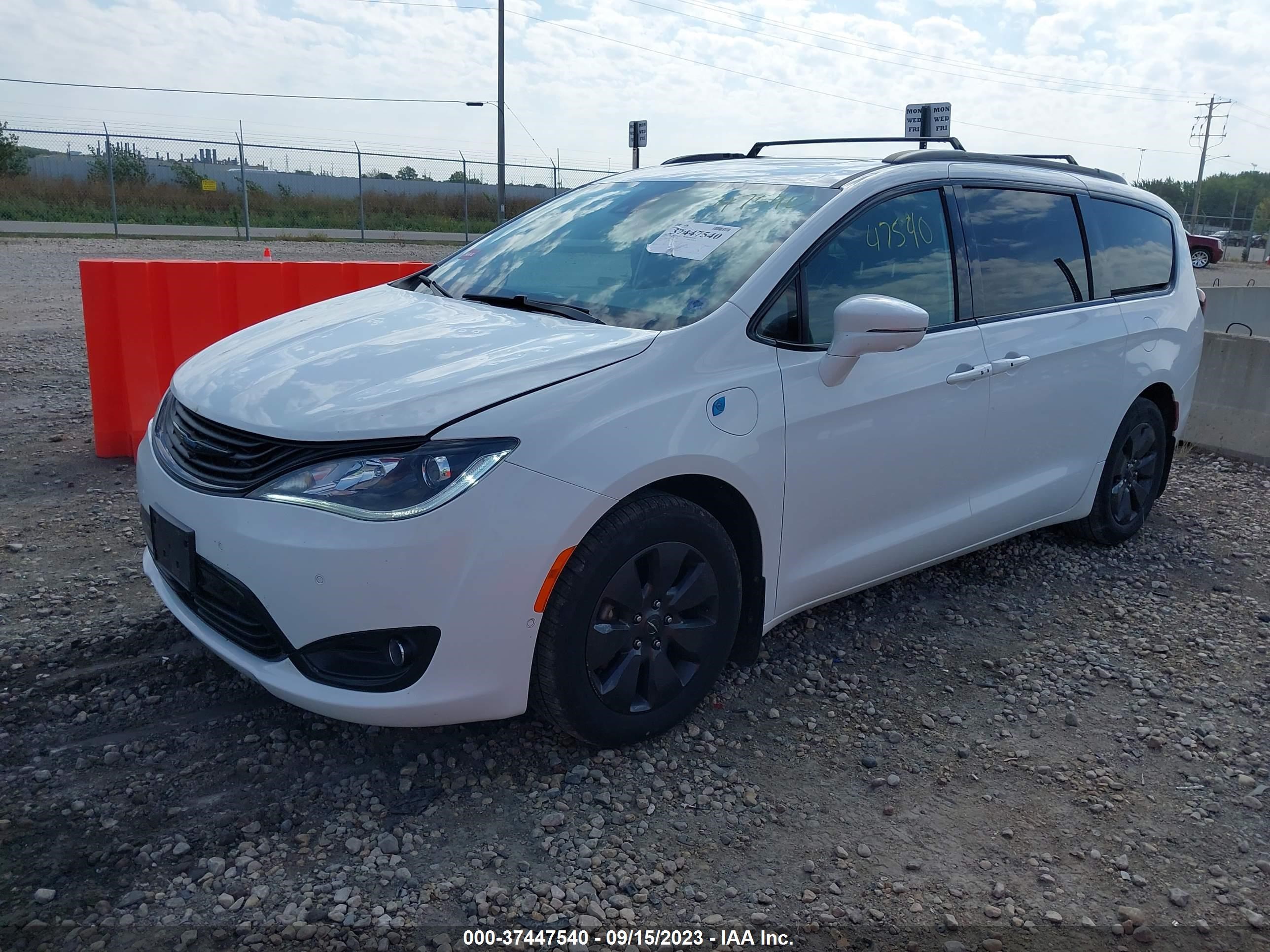 Photo 1 VIN: 2C4RC1N71KR687010 - CHRYSLER PACIFICA 