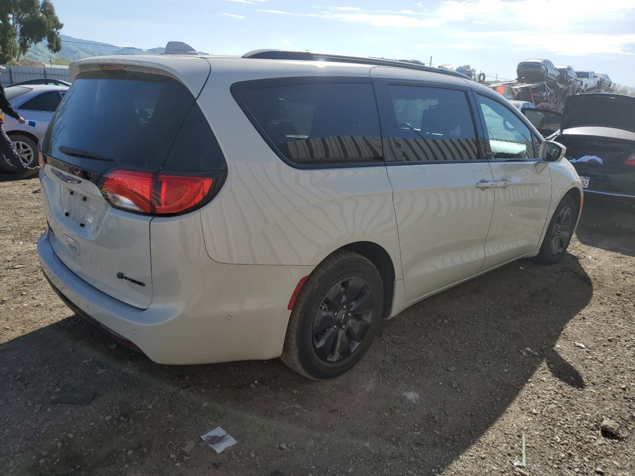 Photo 2 VIN: 2C4RC1N73KR605472 - CHRYSLER PACIFICA 