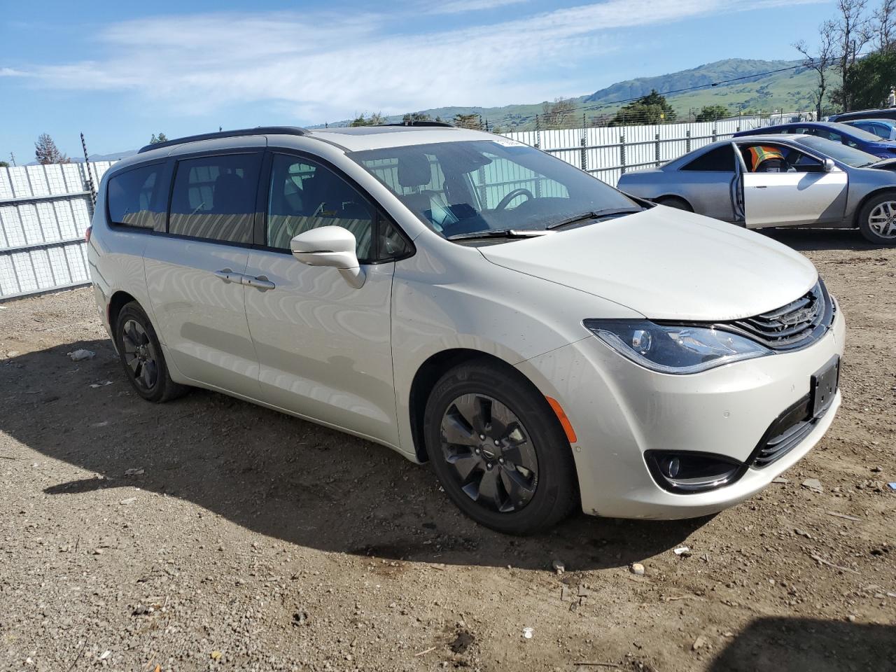 Photo 3 VIN: 2C4RC1N73KR605472 - CHRYSLER PACIFICA 