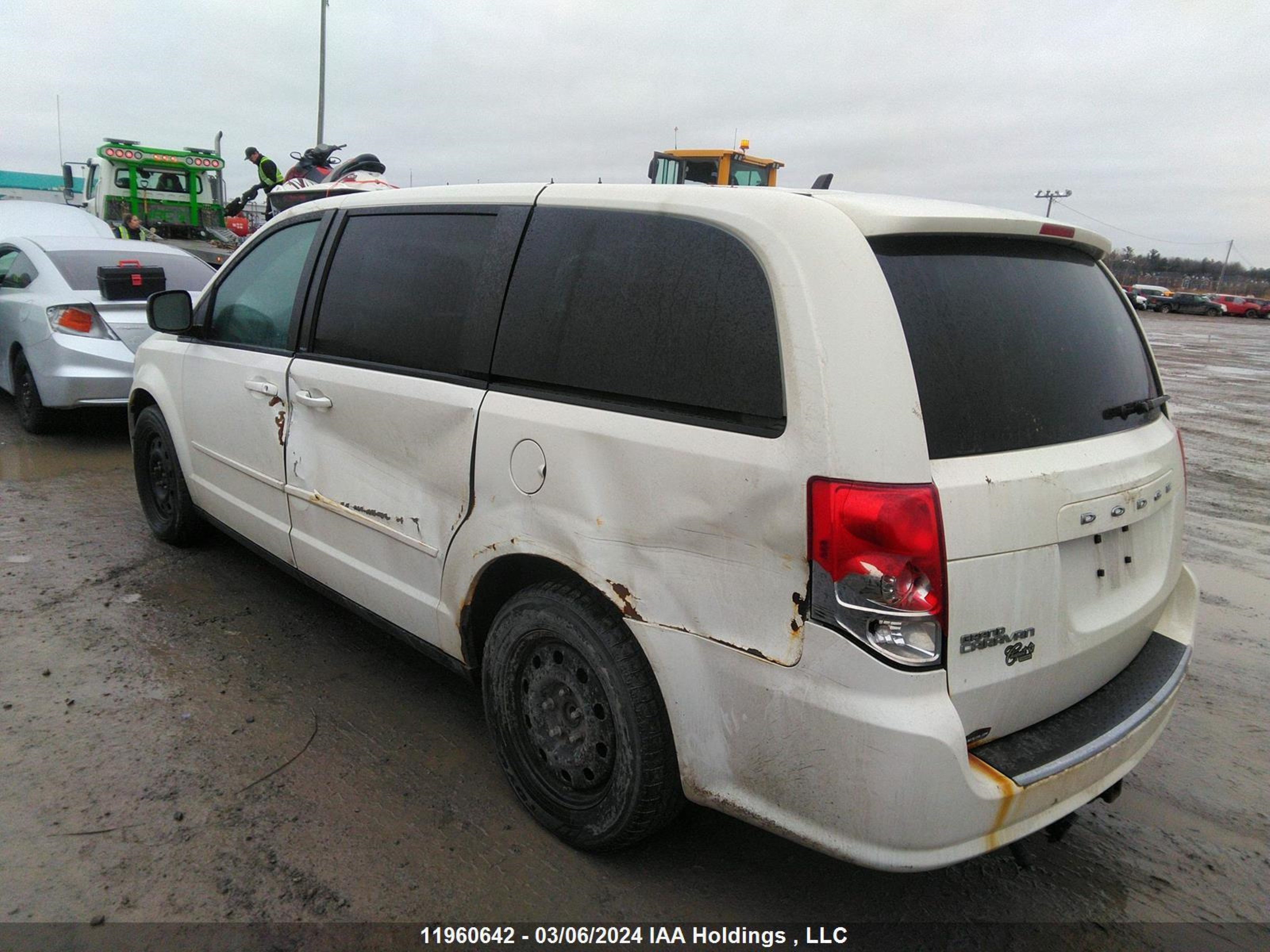 Photo 2 VIN: 2C4RDGBG1DR644536 - DODGE CARAVAN 